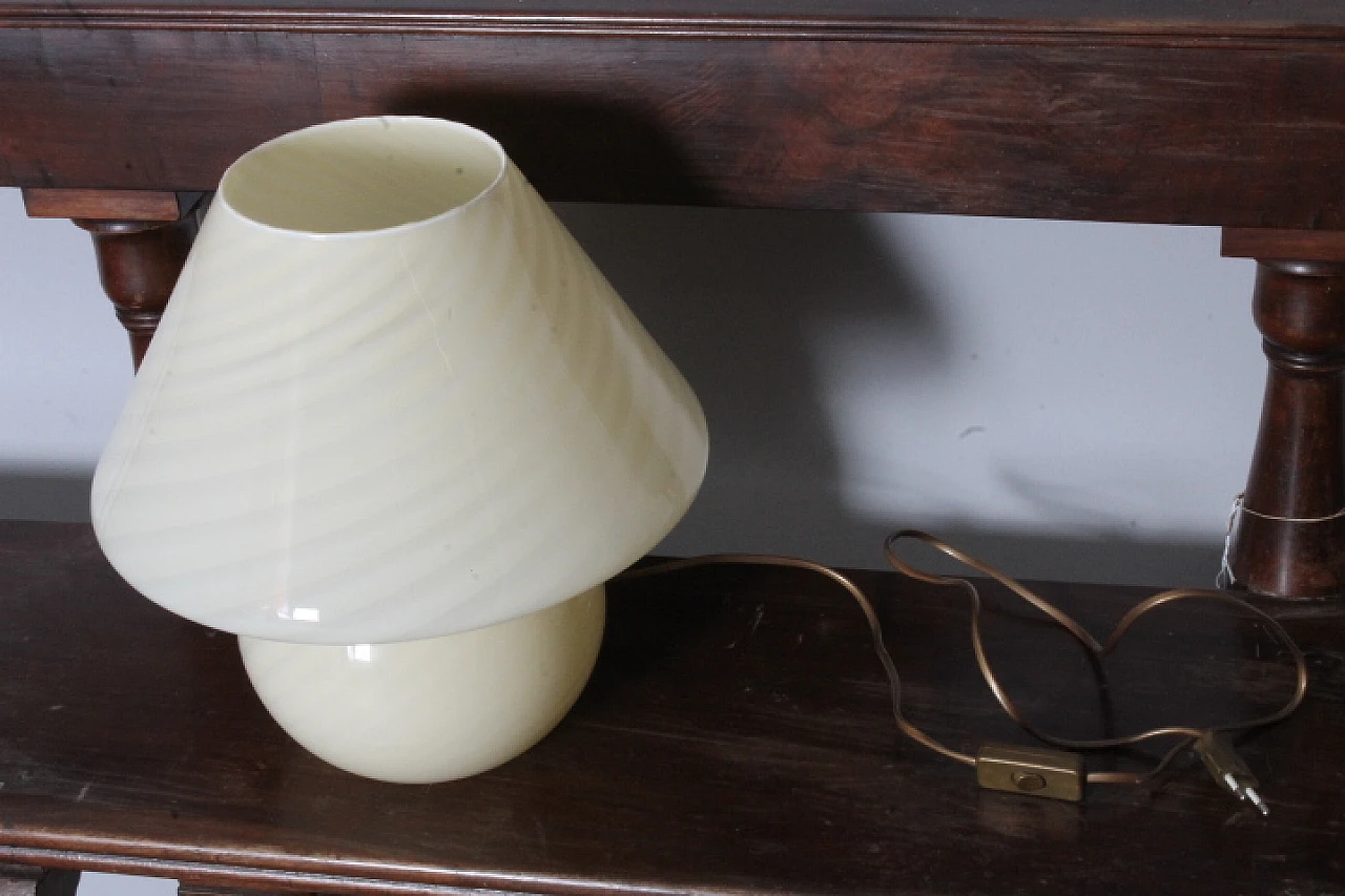 Mushroom table lamp in cream-coloured Murano glass, 1970s 4