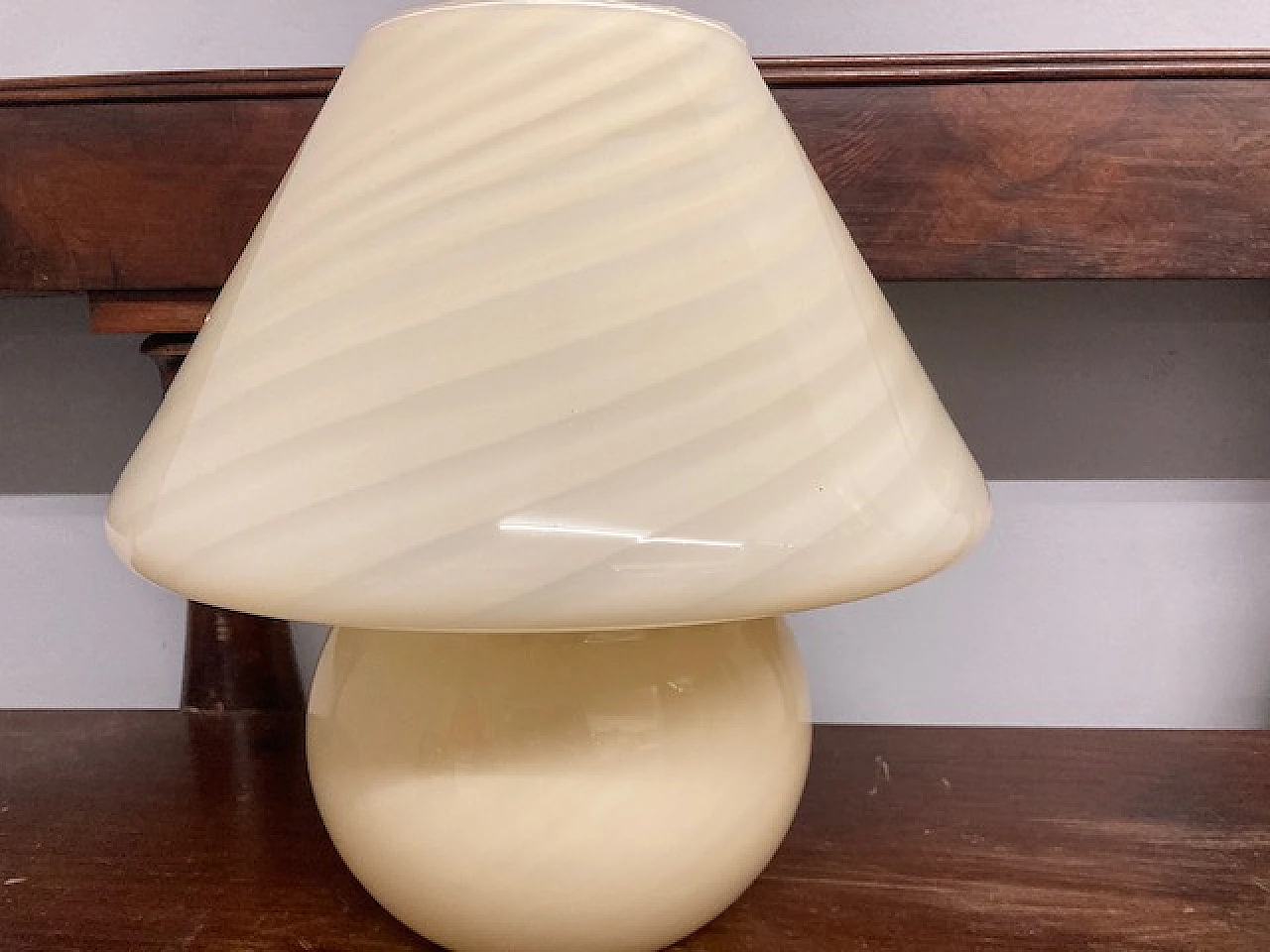 Mushroom table lamp in cream-coloured Murano glass, 1970s 5