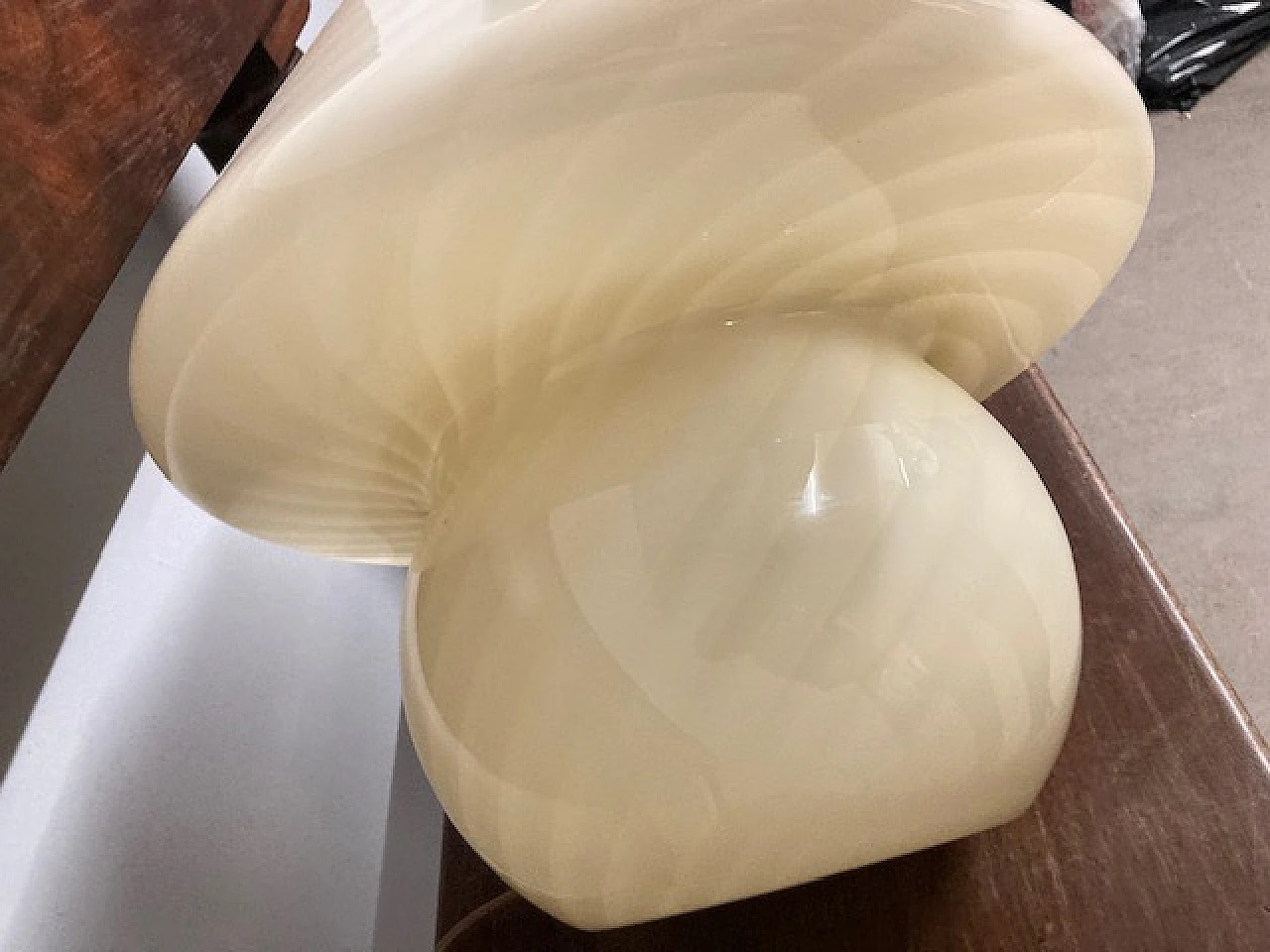 Mushroom table lamp in cream-coloured Murano glass, 1970s 8