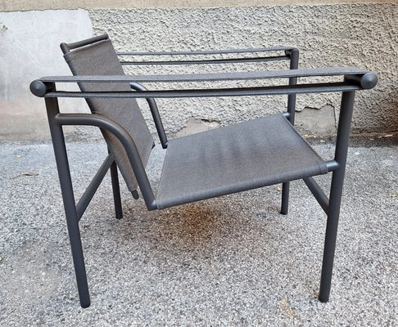 Poltrona LC1 di Le Corbusier per Cassina 5