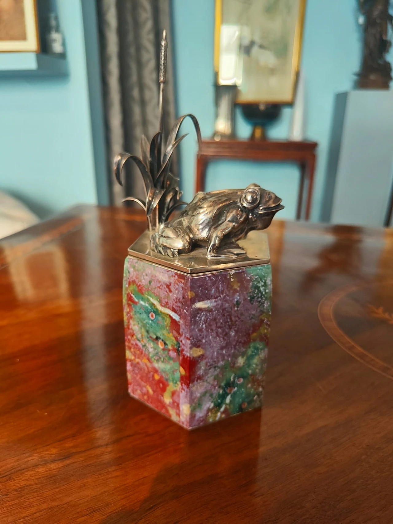 Jasper box with silver lid with frog, early 20th century 1