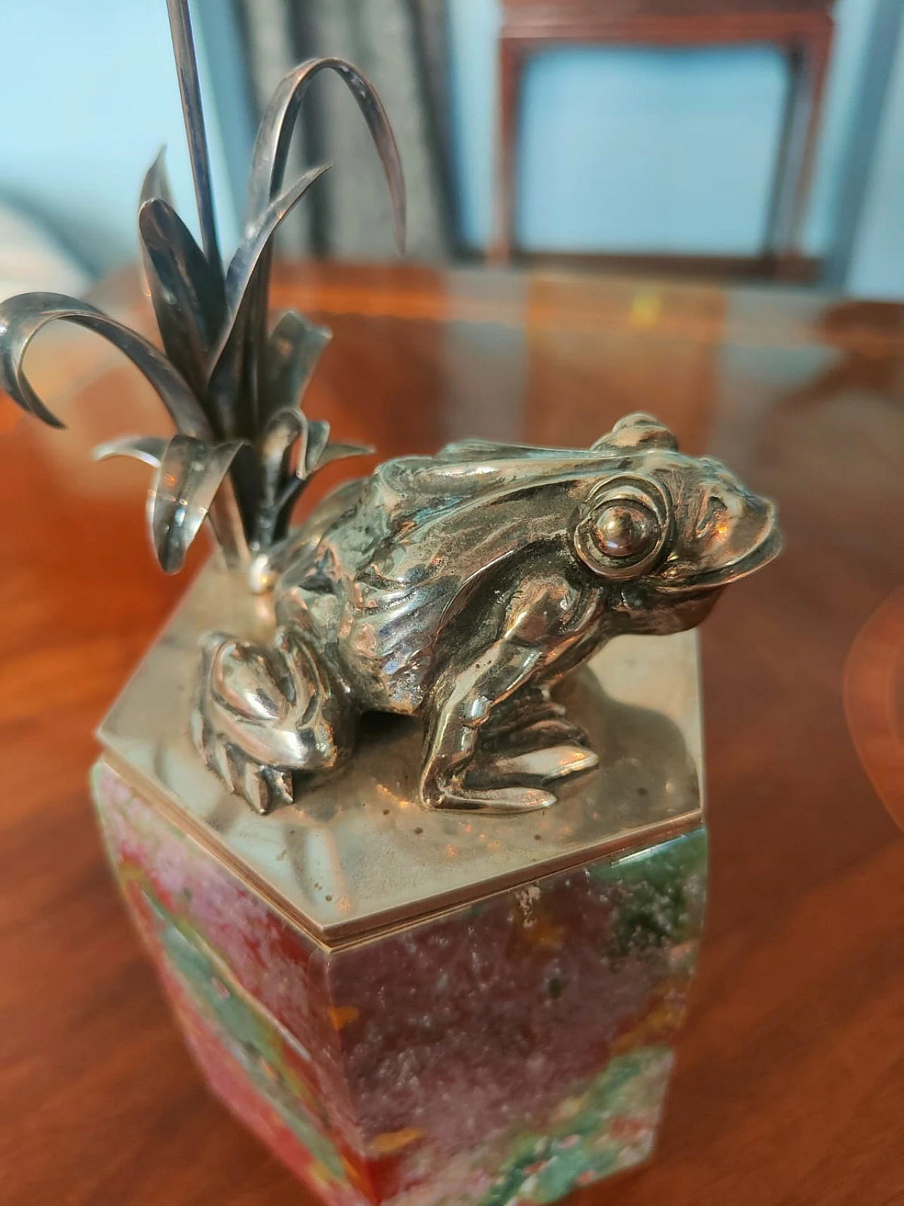 Jasper box with silver lid with frog, early 20th century 4