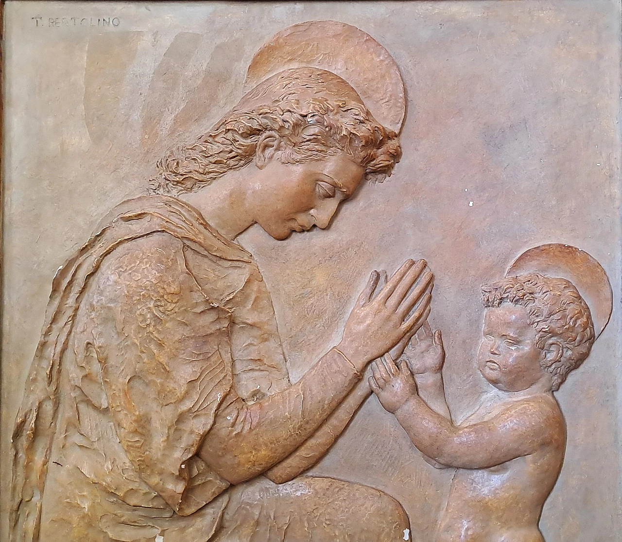 T. Bertolino, Madonna con bambino, bassorilievo in gesso, anni '40 2