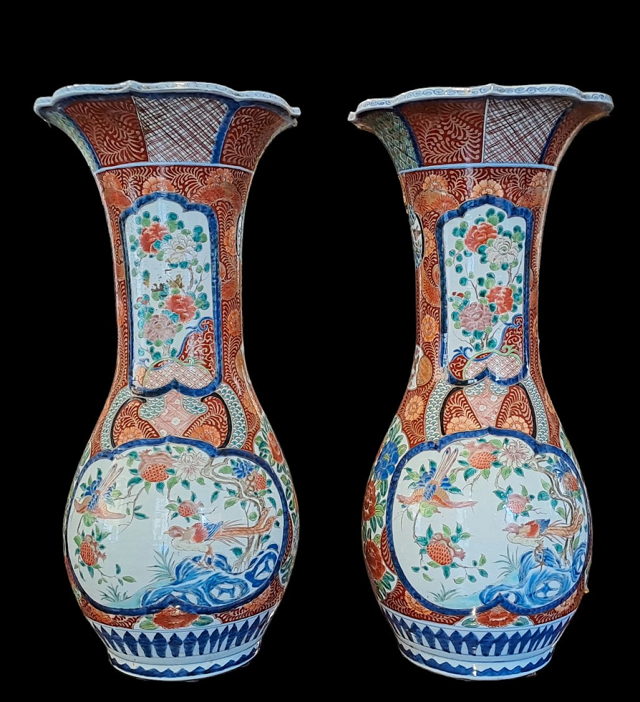 Coppia di vasi Imari in porcellana dipinta, '800 1