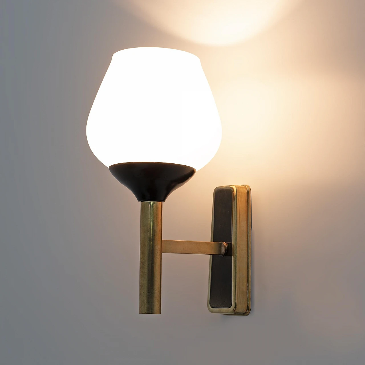 Pair of wall lamps in brass and opaline Murano glass, 1950s 5