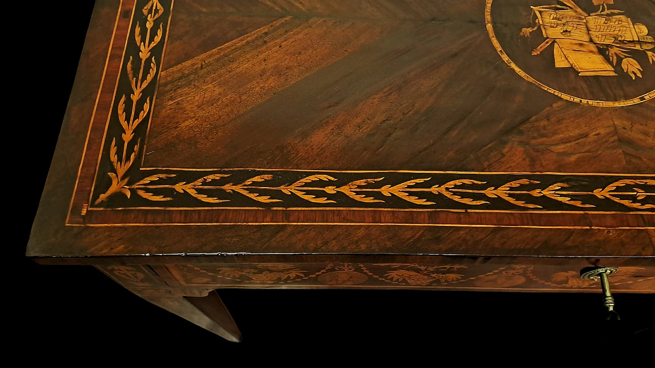 Tavolino Luigi XVI lastronato in legno di noce, '700 8
