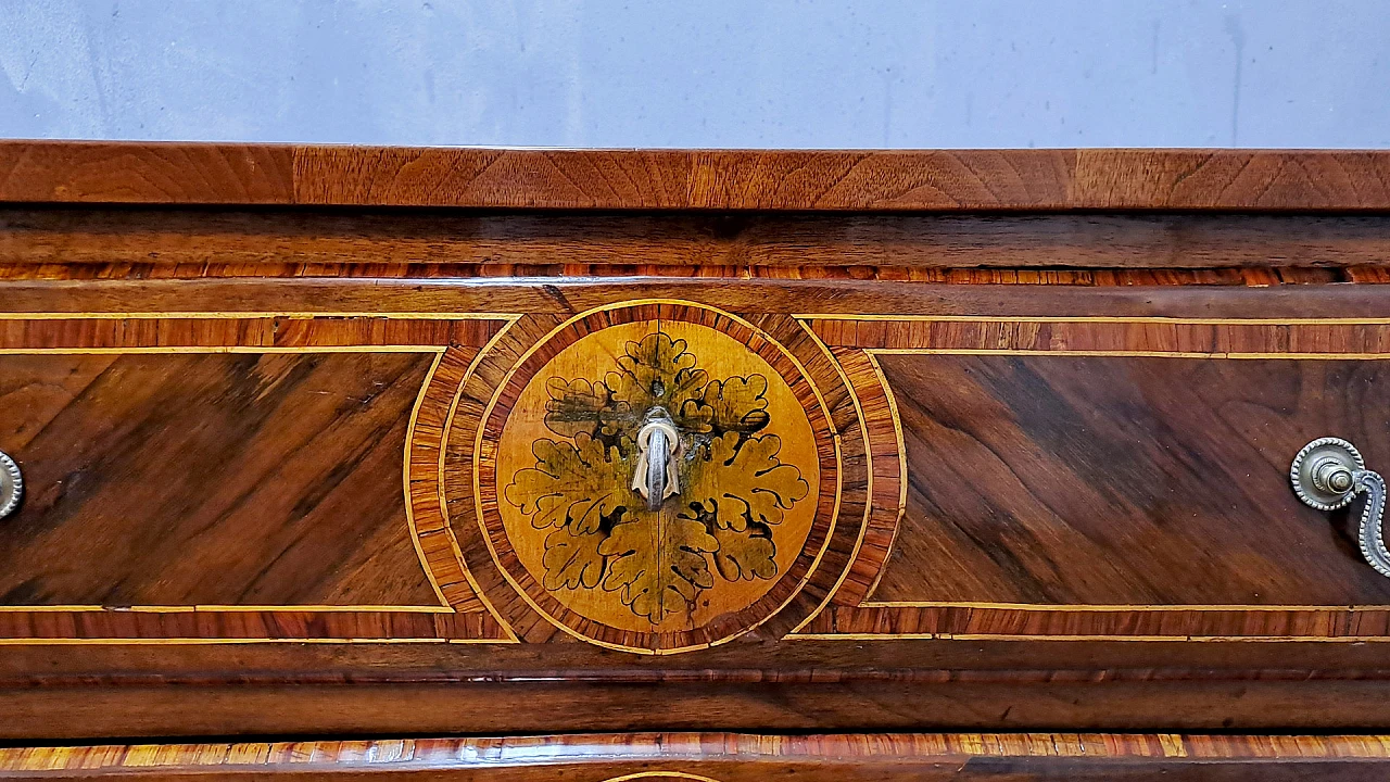 Cassettone Luigi XVI lastronato in legno di noce, fine '700 2
