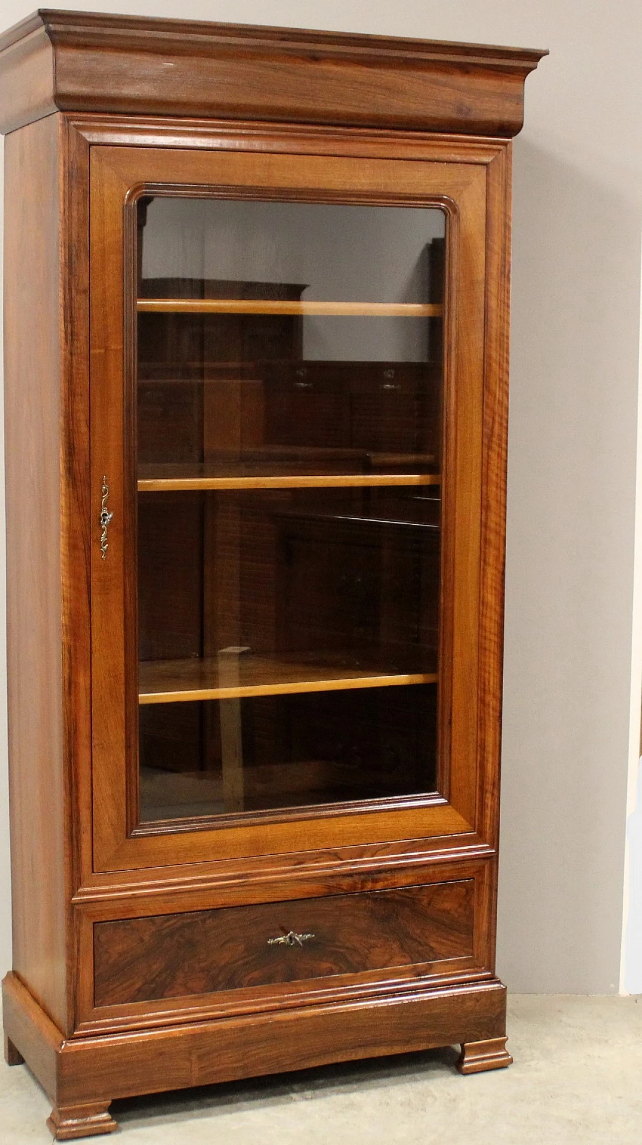 Capuchin bookcase in walnut & glass, 19th century 1