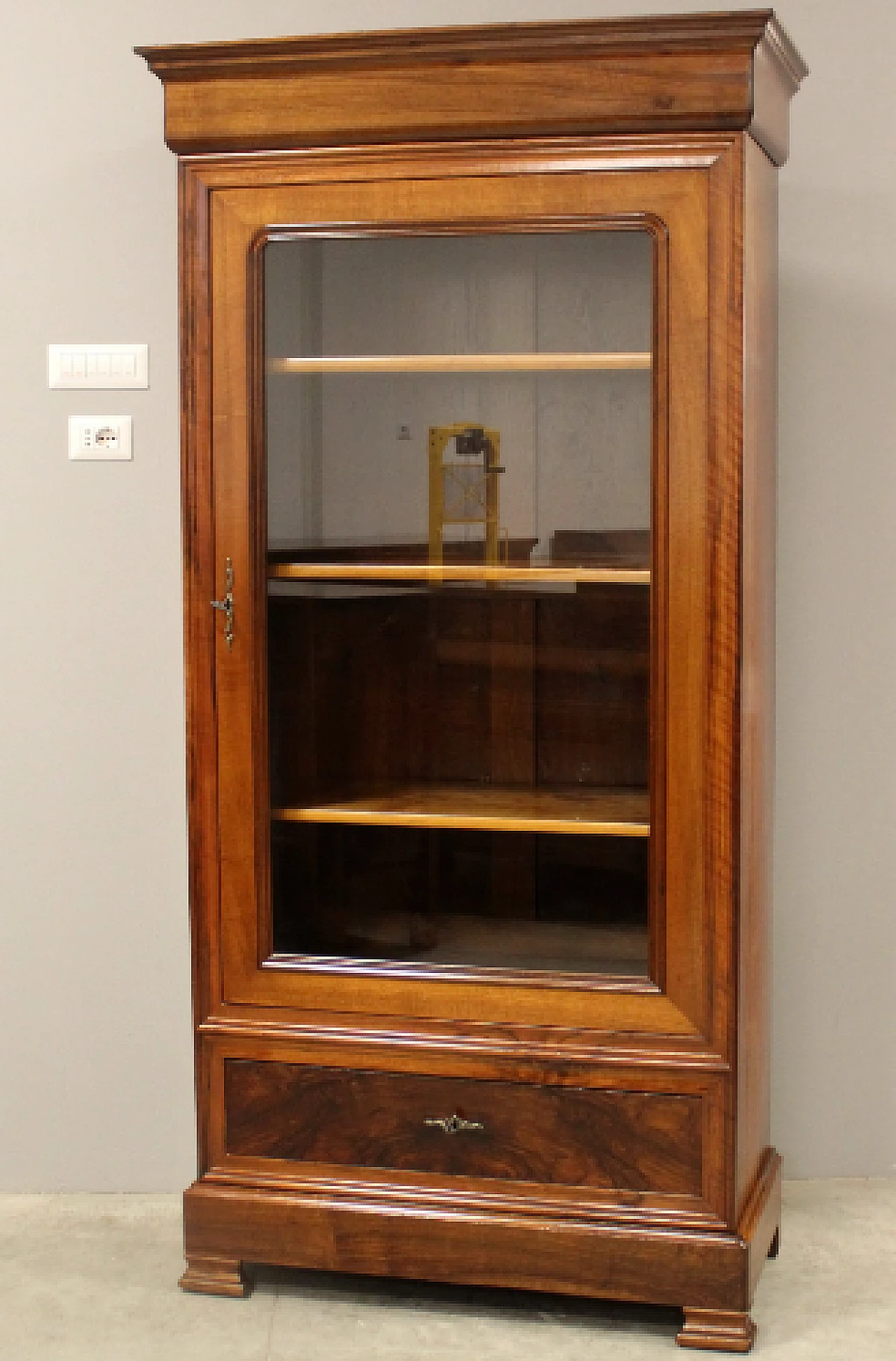 Capuchin bookcase in walnut & glass, 19th century 2