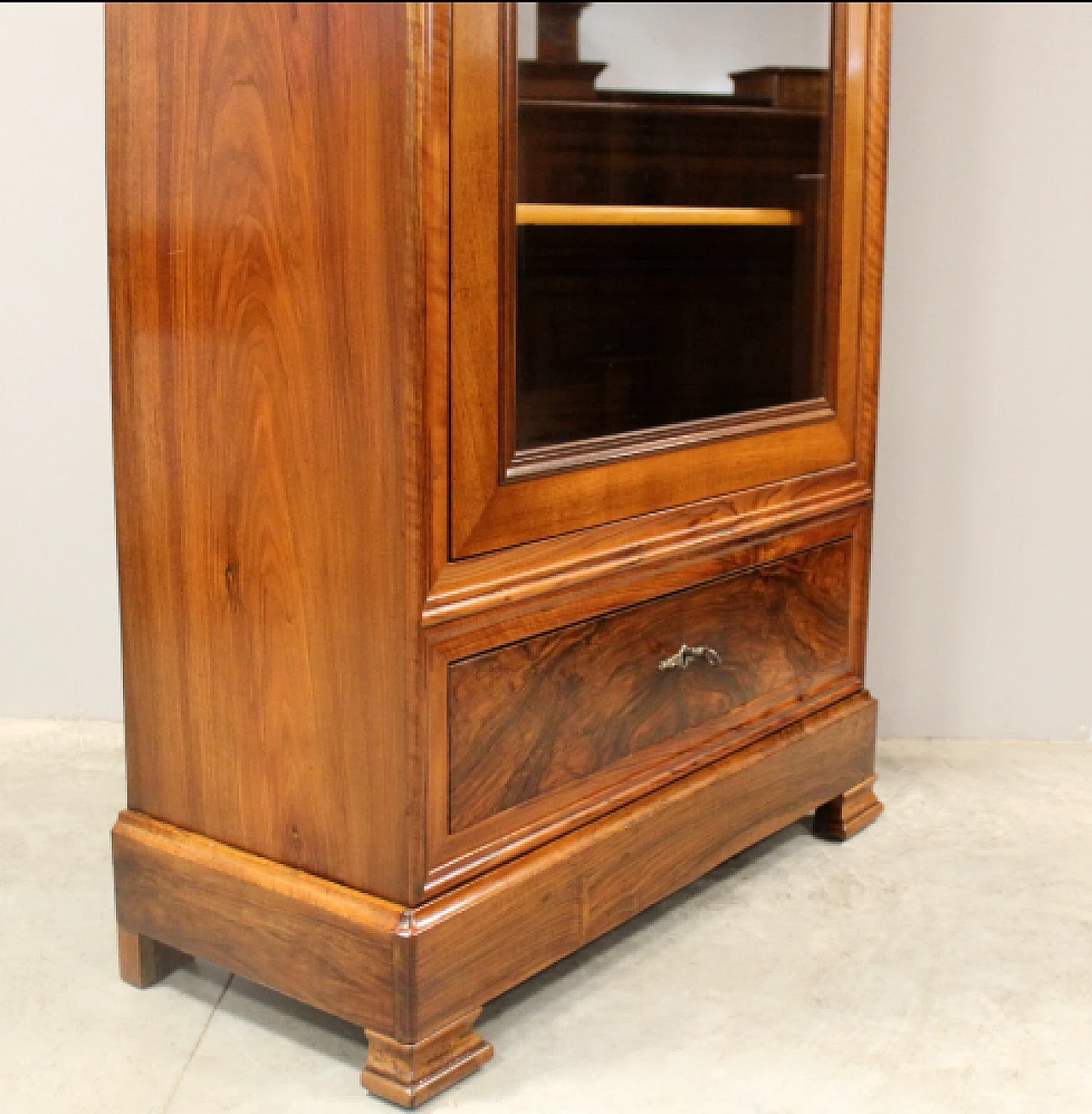 Capuchin bookcase in walnut & glass, 19th century 5