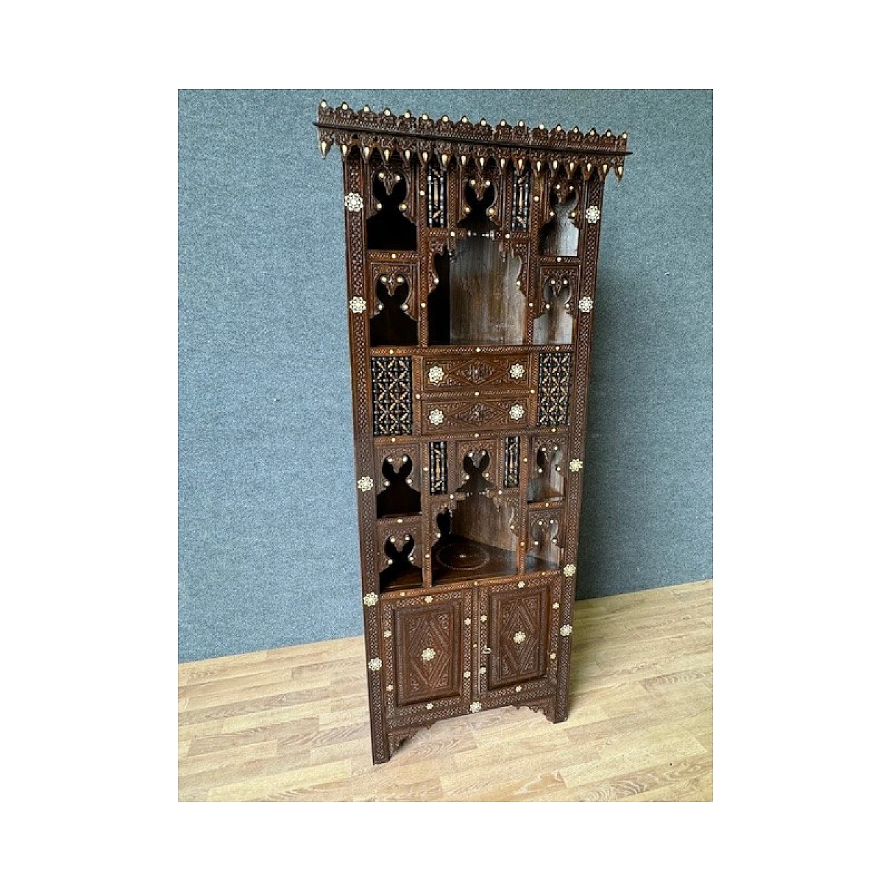 Syrian corner piece in carved walnut with shell inlays, 19th century 4