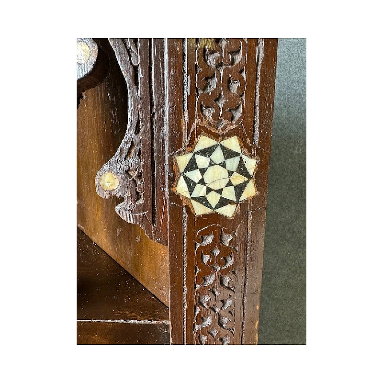 Syrian corner piece in carved walnut with shell inlays, 19th century 5