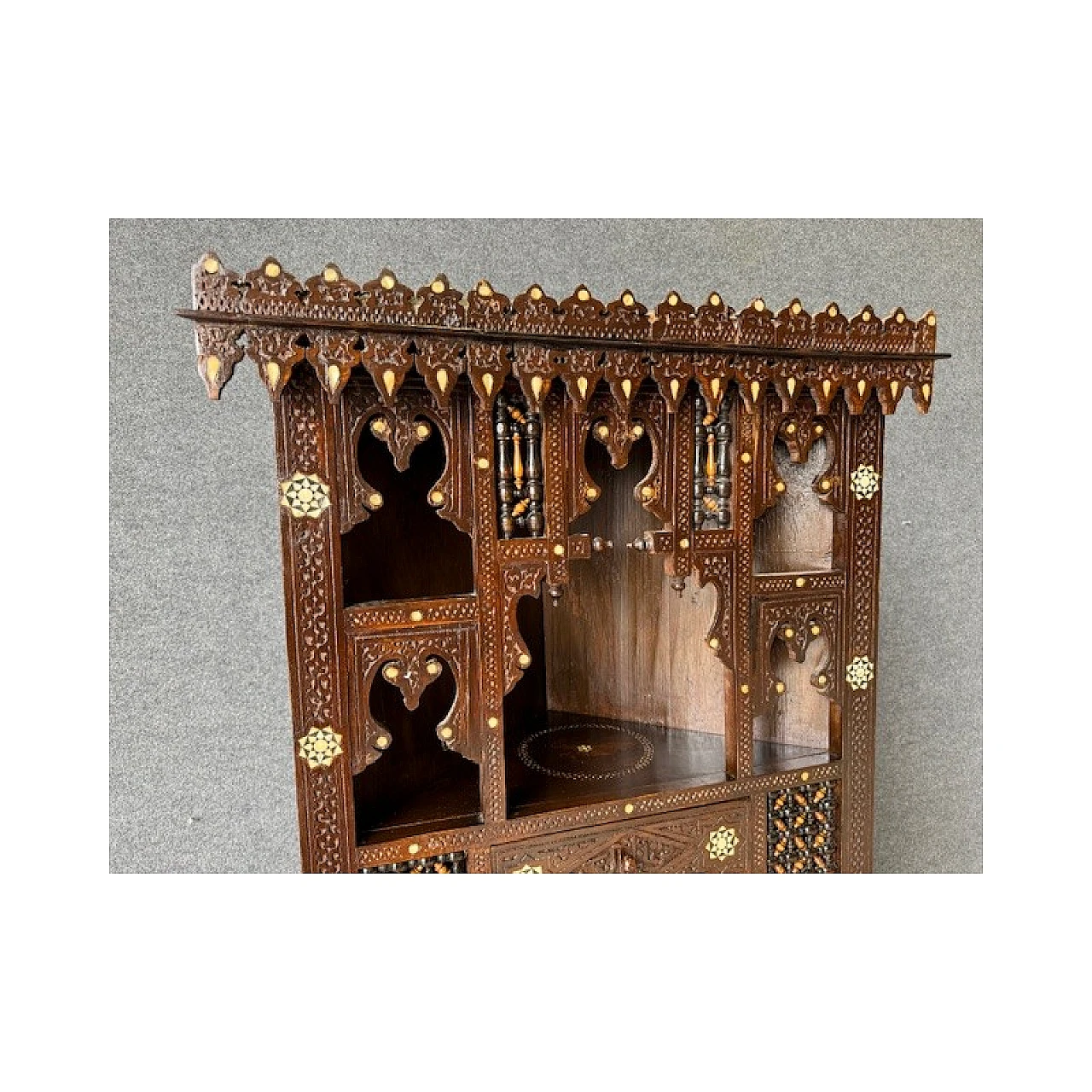 Syrian corner piece in carved walnut with shell inlays, 19th century 10