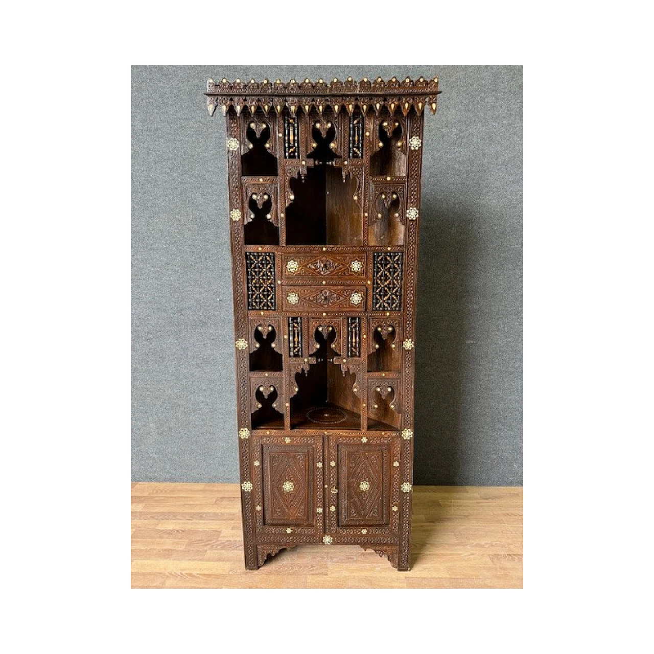 Syrian corner piece in carved walnut with shell inlays, 19th century 11