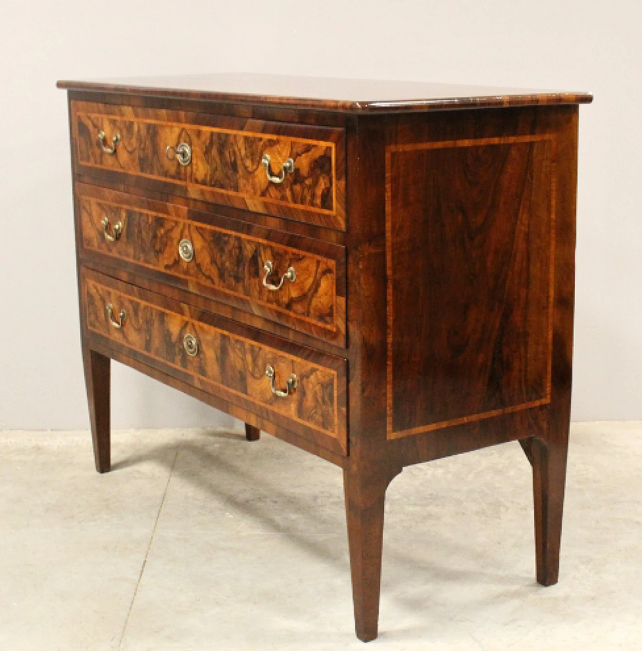 Dresser in walnut inlaid with 3 drawers, 18th century 1