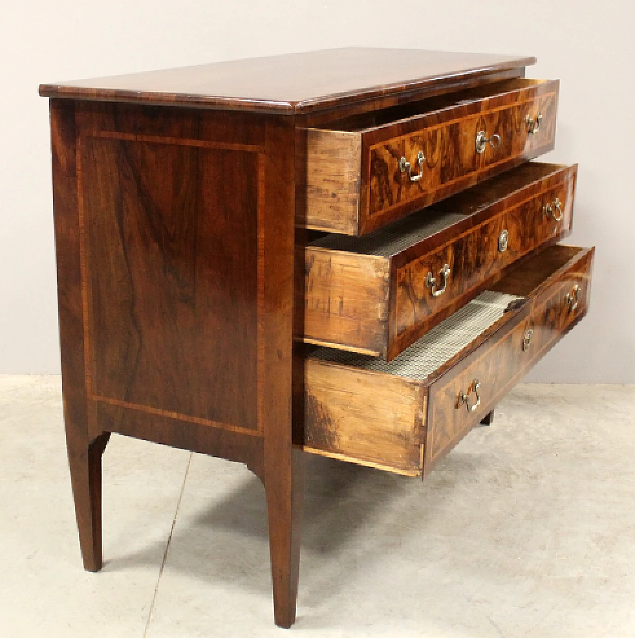 Dresser in walnut inlaid with 3 drawers, 18th century 2