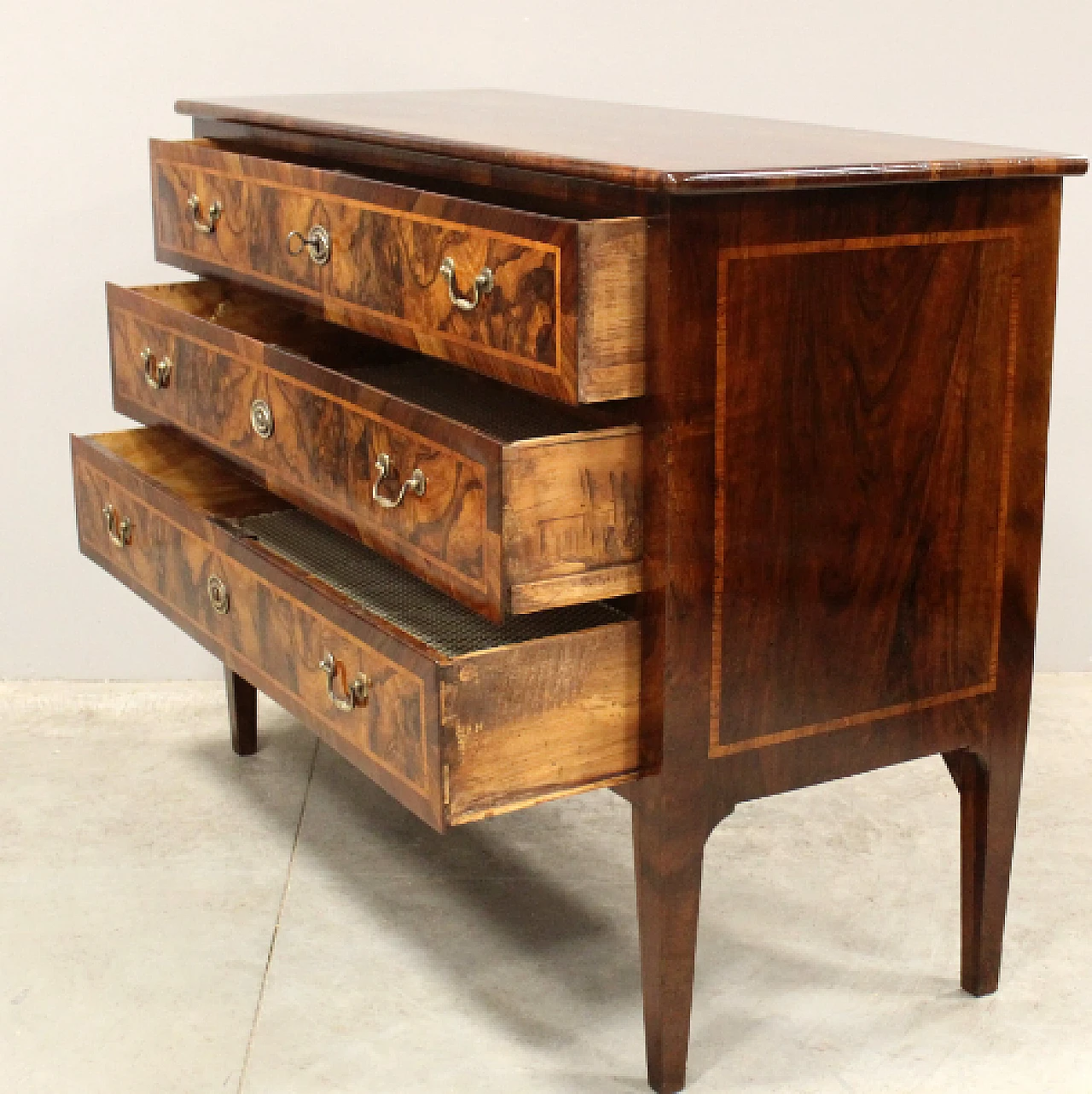 Dresser in walnut inlaid with 3 drawers, 18th century 3