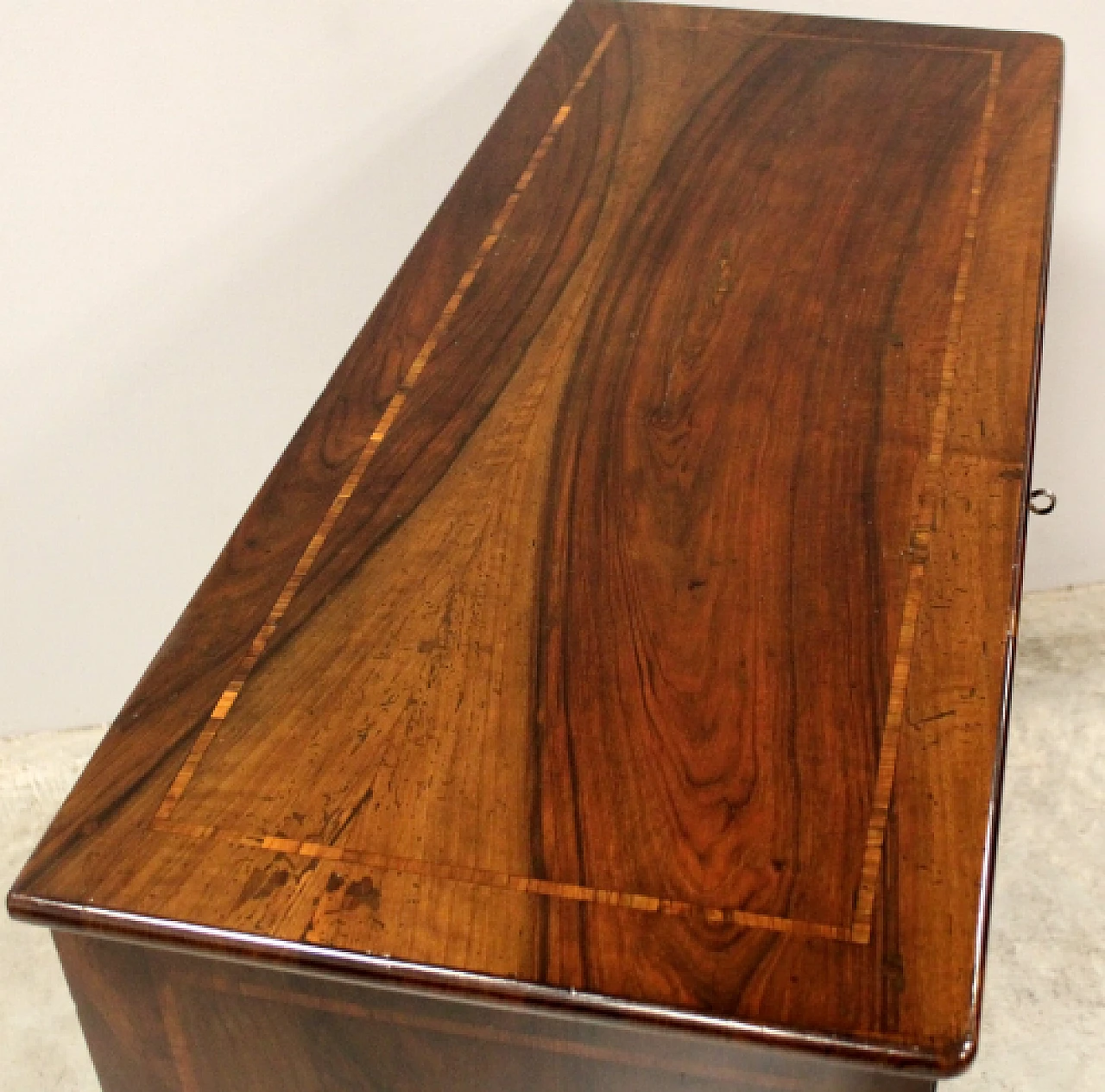 Dresser in walnut inlaid with 3 drawers, 18th century 4