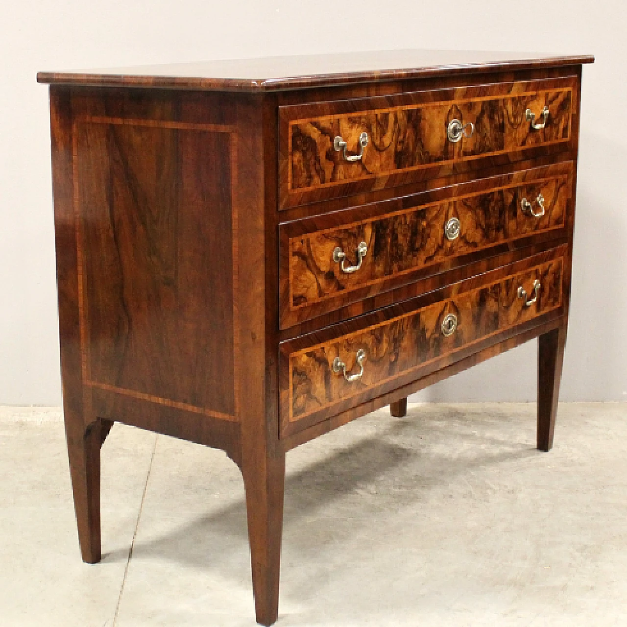 Dresser in walnut inlaid with 3 drawers, 18th century 5