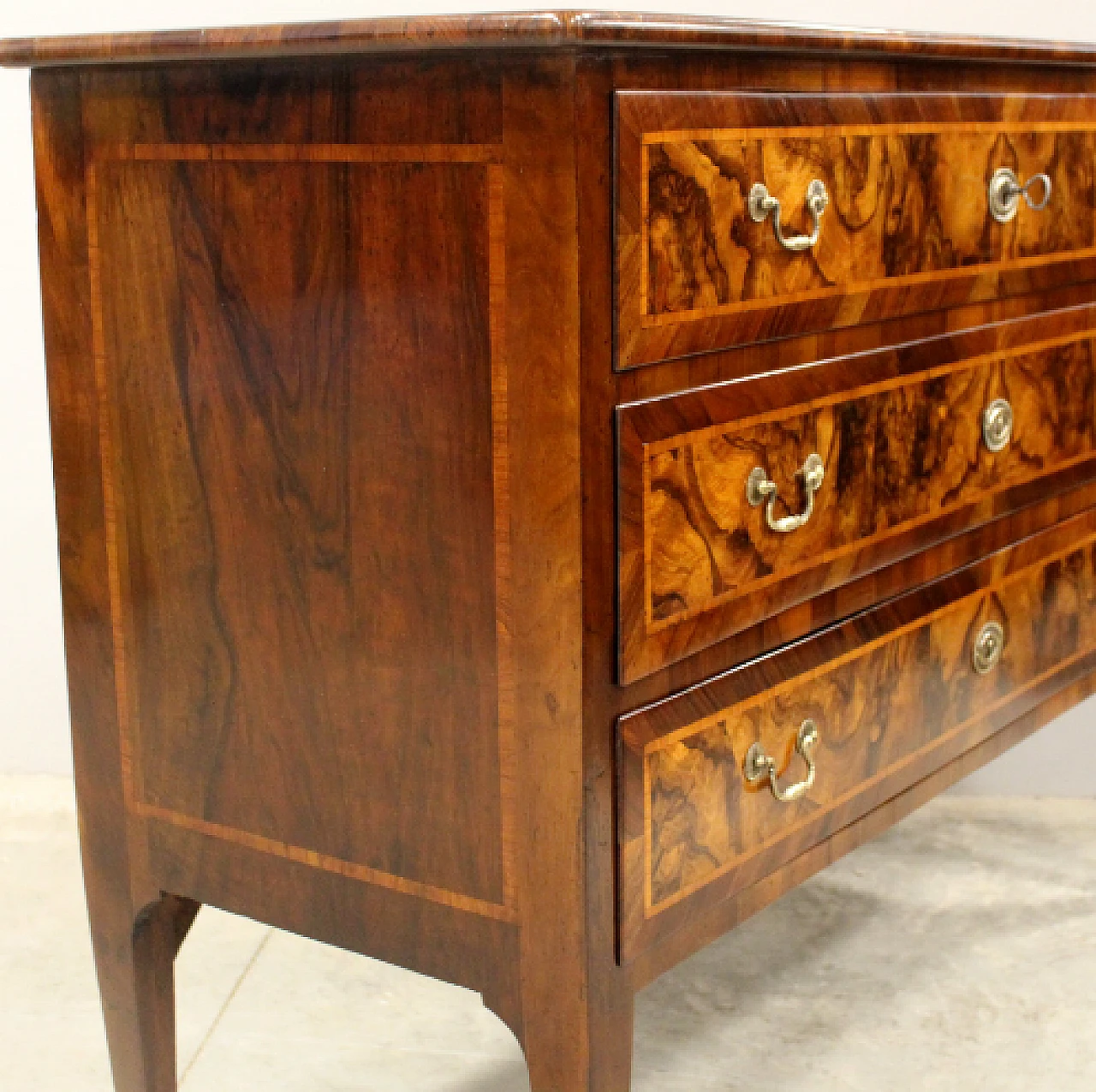 Dresser in walnut inlaid with 3 drawers, 18th century 6