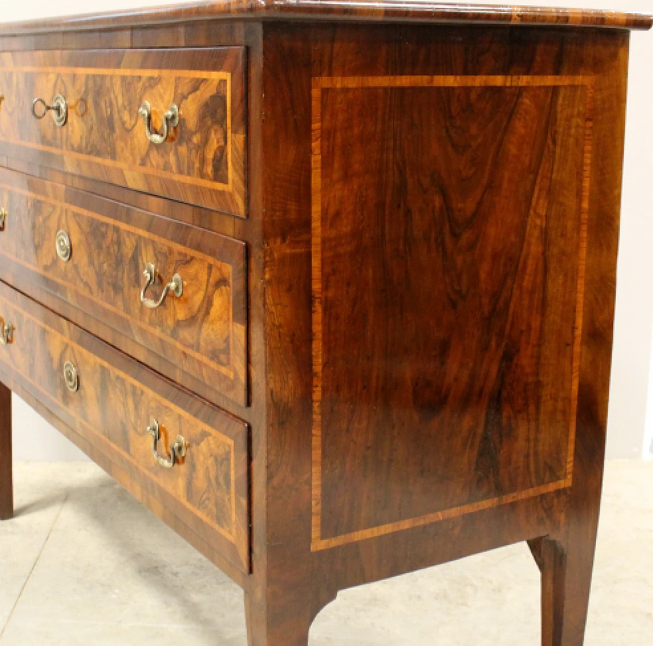 Dresser in walnut inlaid with 3 drawers, 18th century 7