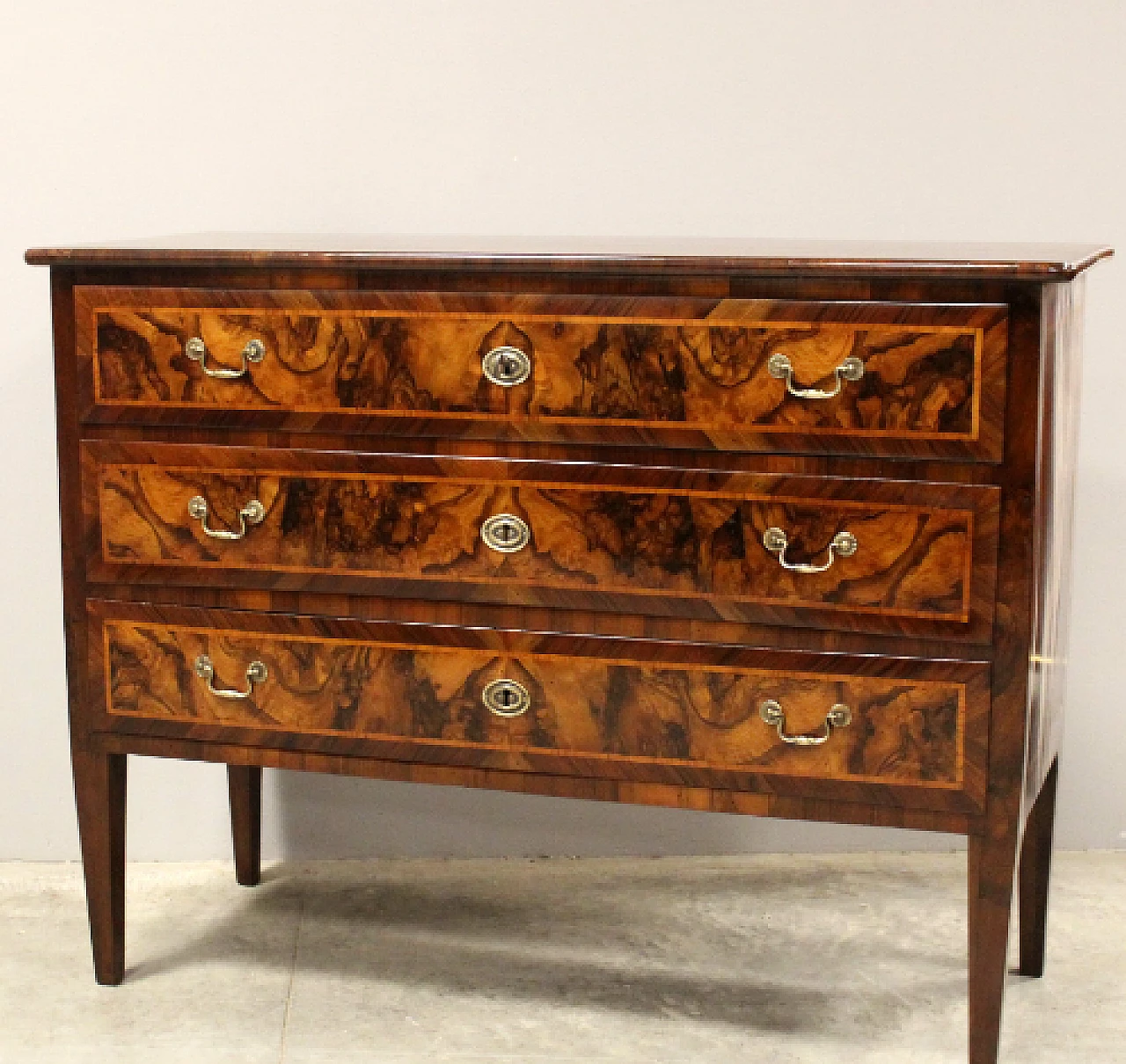 Dresser in walnut inlaid with 3 drawers, 18th century 9