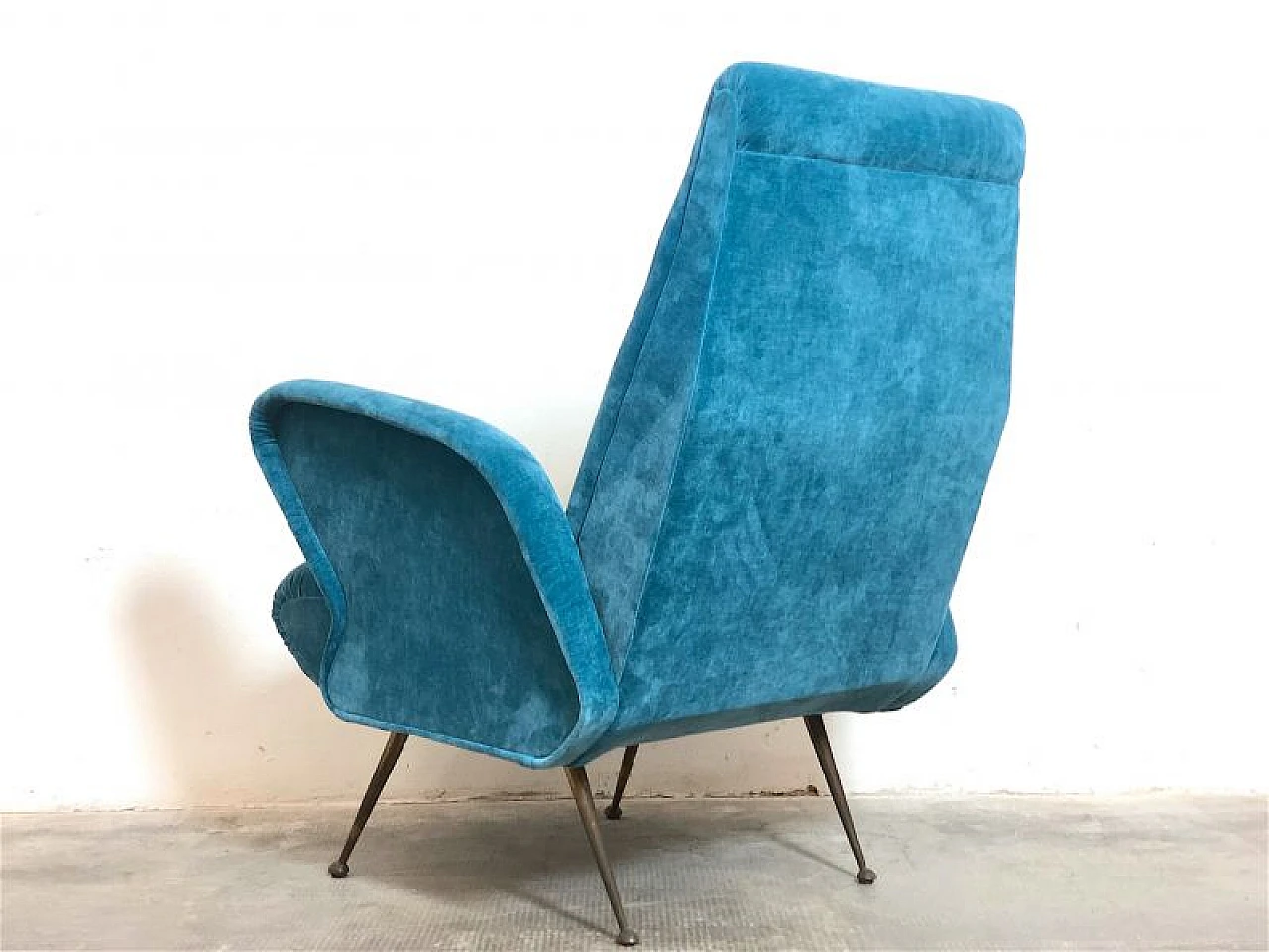 Armchair in solid wood, blue velvet and brass tips, 1960s 1