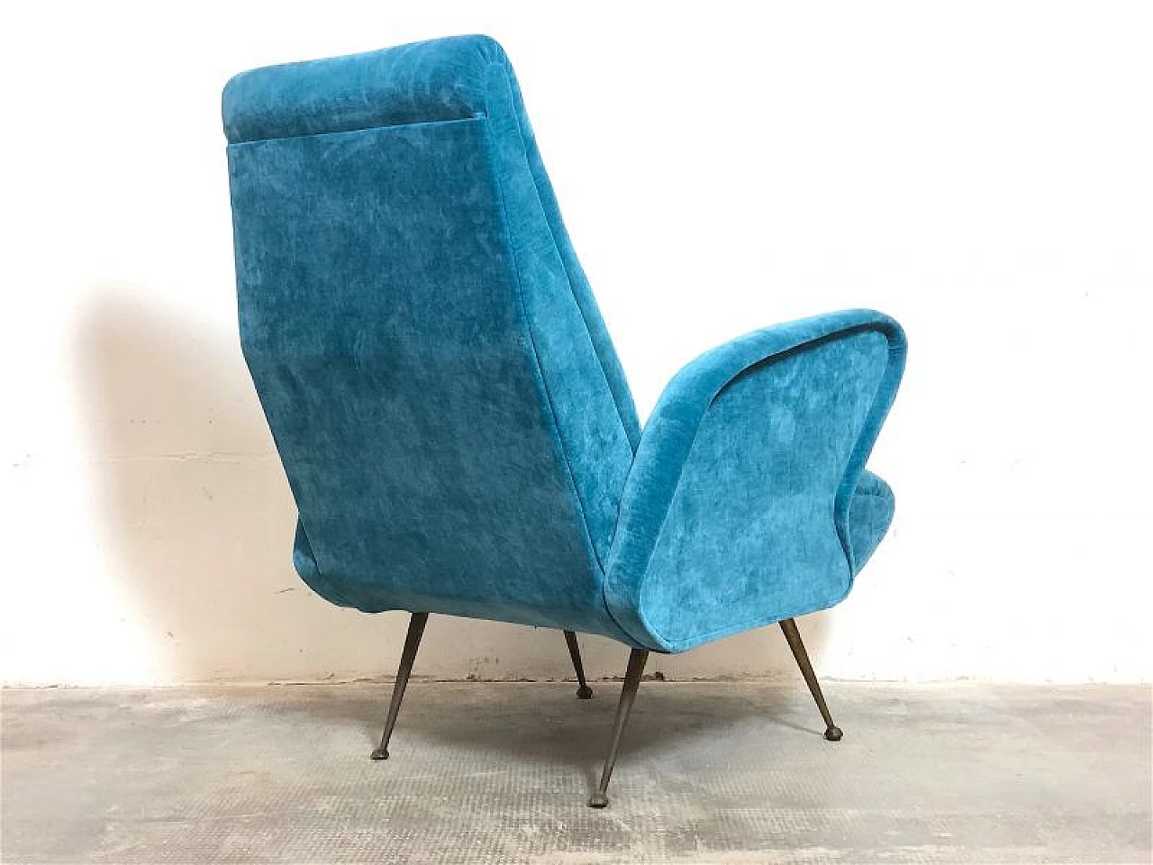 Armchair in solid wood, blue velvet and brass tips, 1960s 3