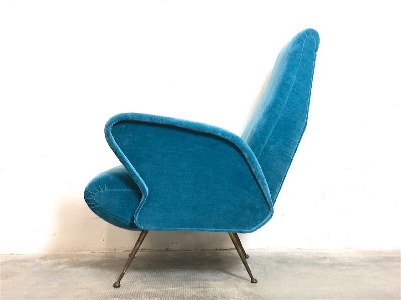 Armchair in solid wood, blue velvet and brass tips, 1960s 5