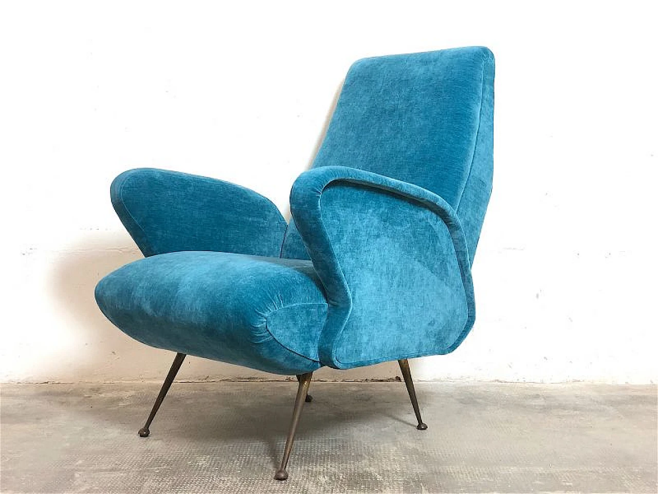 Armchair in solid wood, blue velvet and brass tips, 1960s 9