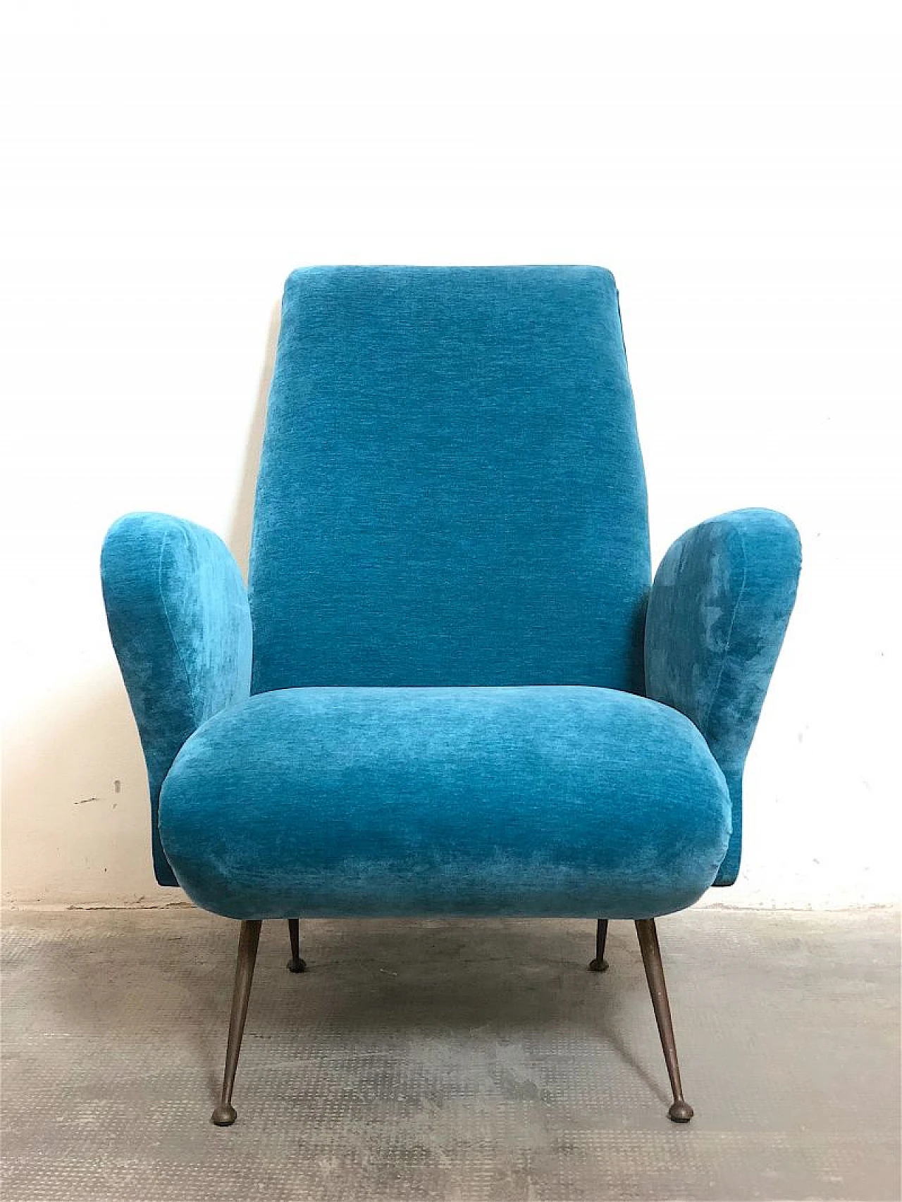 Armchair in solid wood, blue velvet and brass tips, 1960s 10