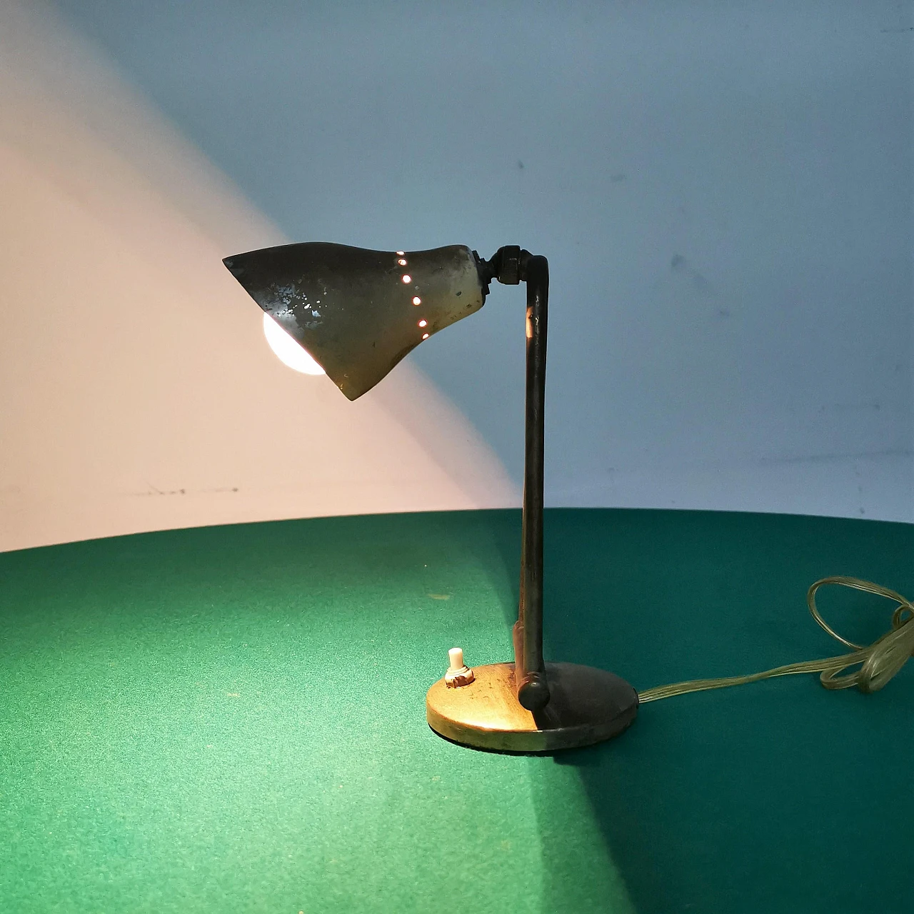 Adjustable brass table lamp attributed to Stilnovo, 1950s 12