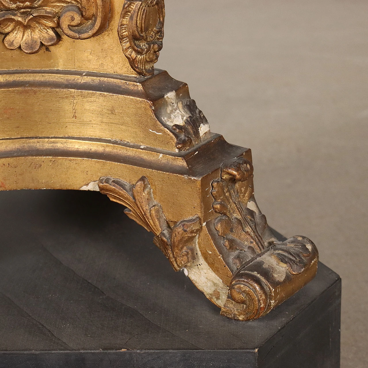 Baroque style carved and gilded wood and resin vase holder column 8