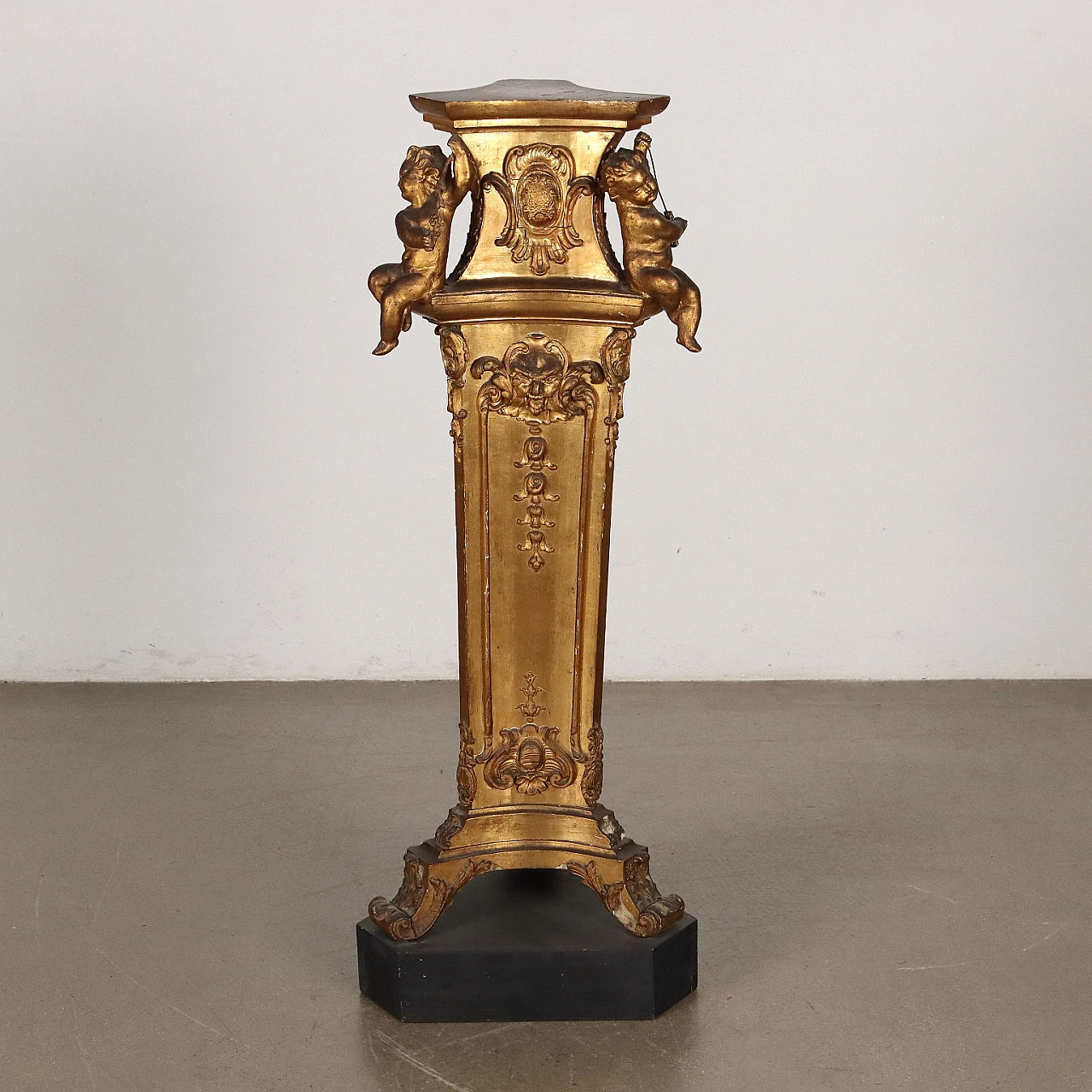 Baroque style carved and gilded wood and resin vase holder column 10