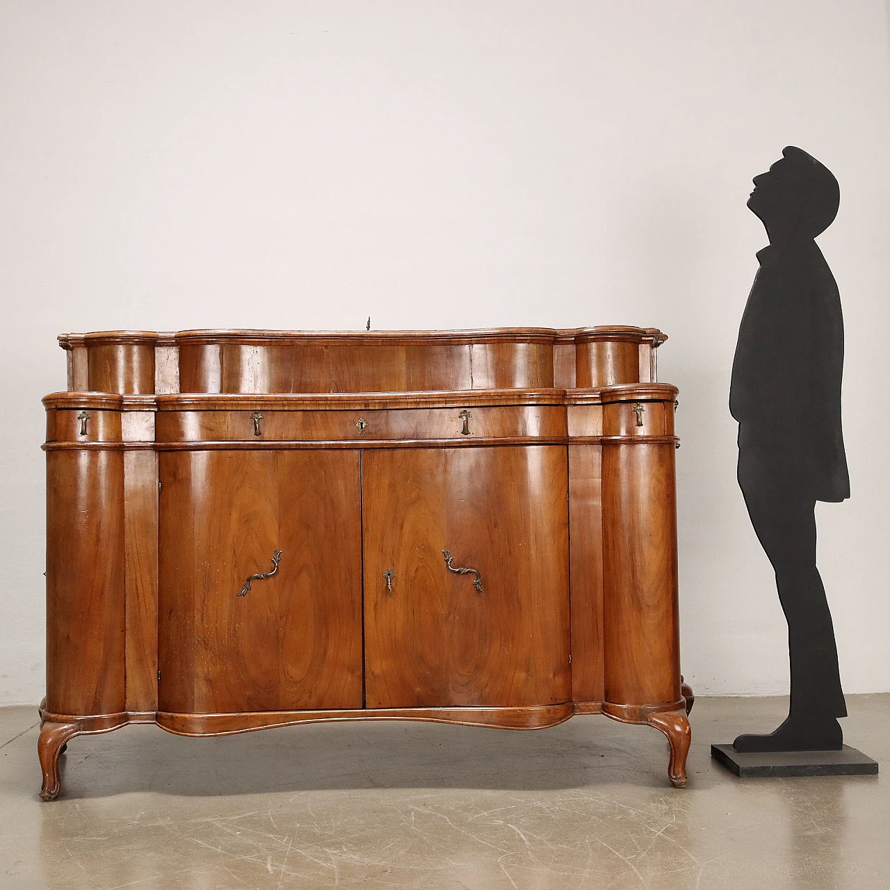 Walnut & fir sideboard with en cabriole feet & drawers, 18th century 2