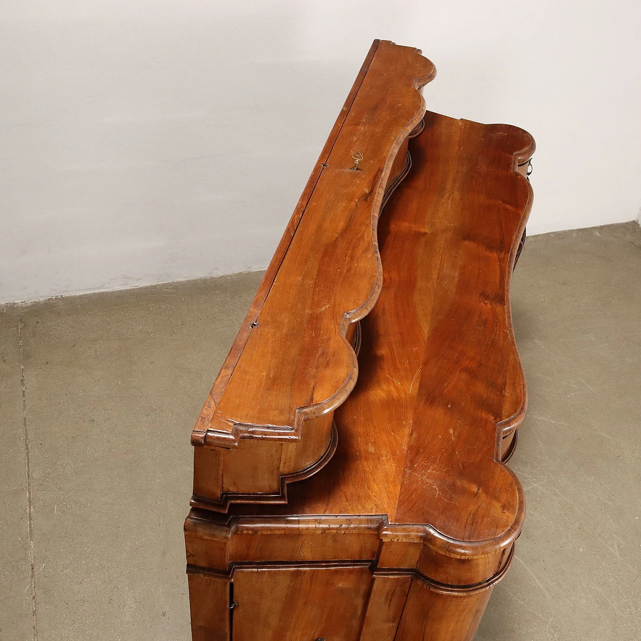 Walnut & fir sideboard with en cabriole feet & drawers, 18th century 3