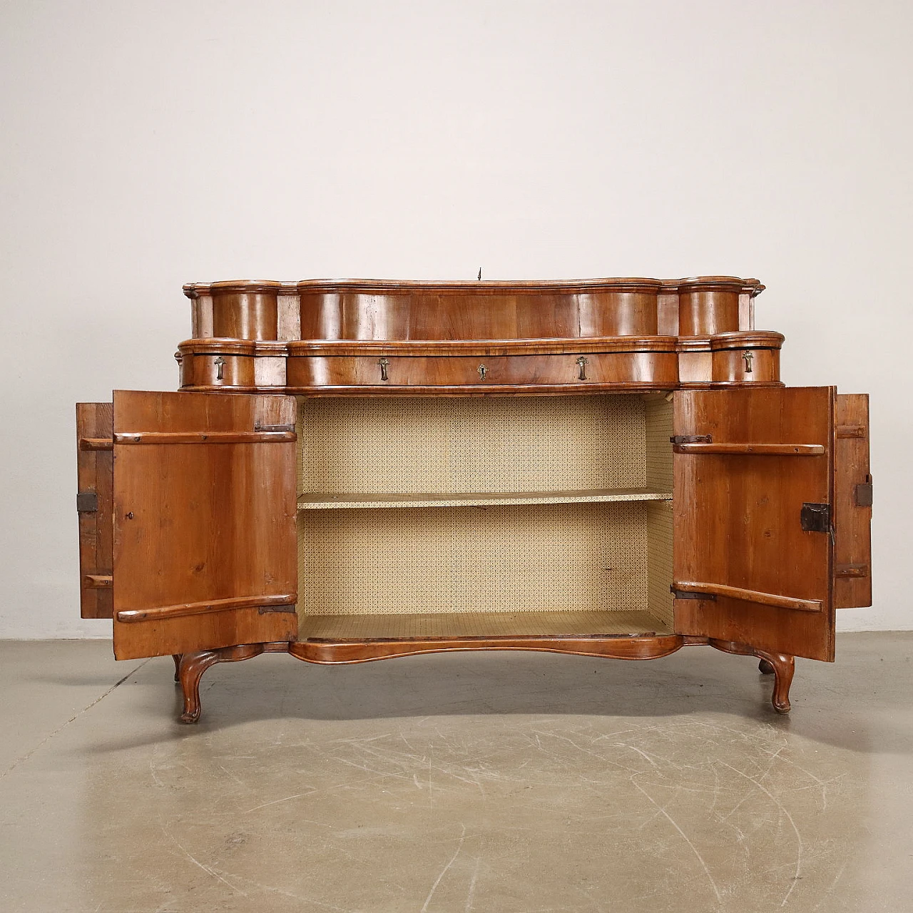 Walnut & fir sideboard with en cabriole feet & drawers, 18th century 5