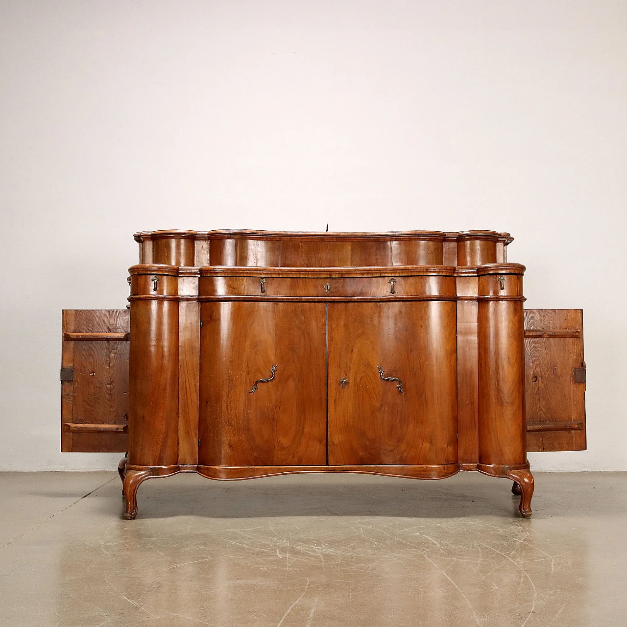 Walnut & fir sideboard with en cabriole feet & drawers, 18th century 6