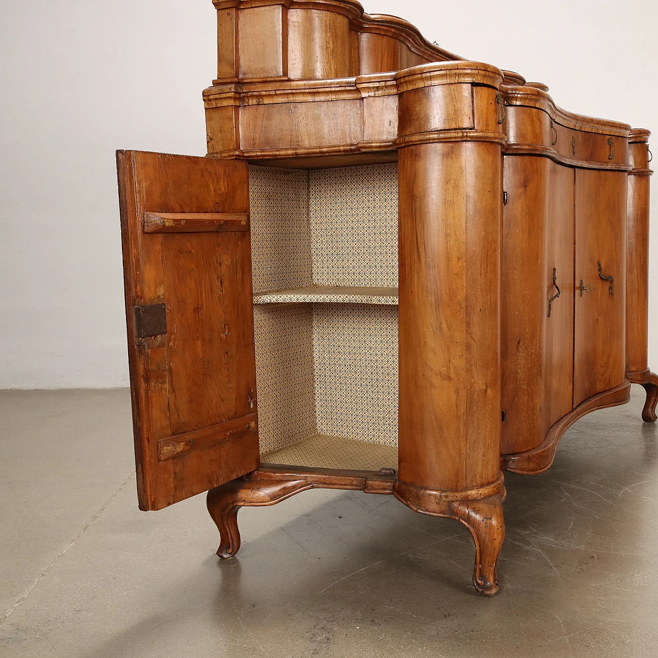 Walnut & fir sideboard with en cabriole feet & drawers, 18th century 7