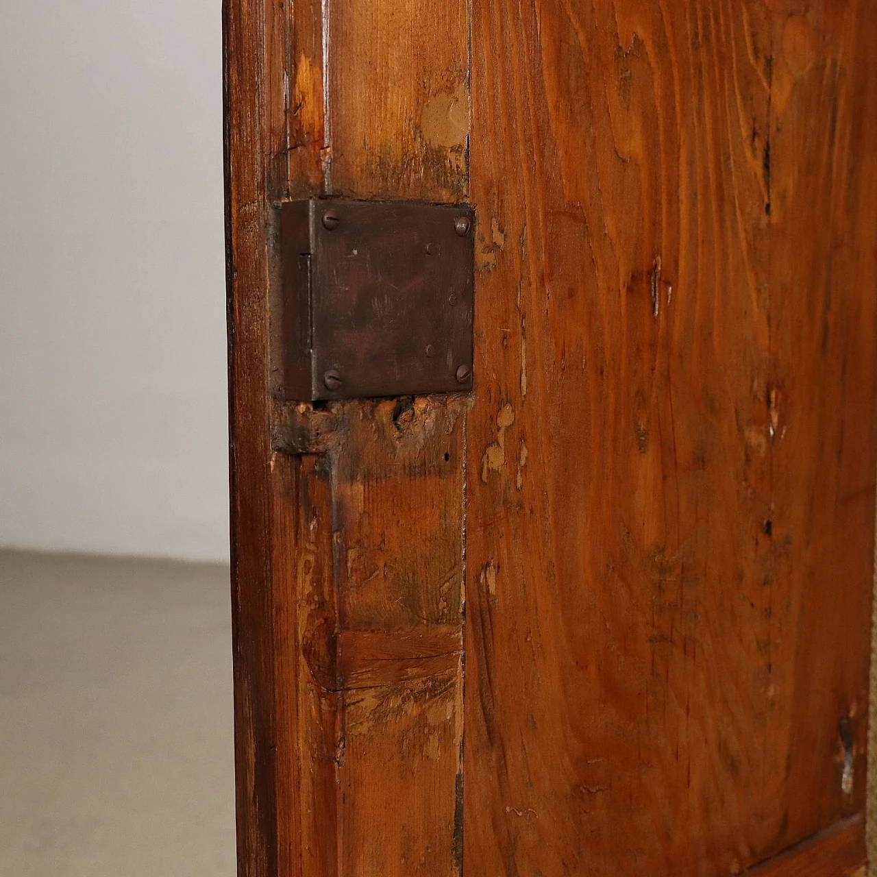 Walnut & fir sideboard with en cabriole feet & drawers, 18th century 8