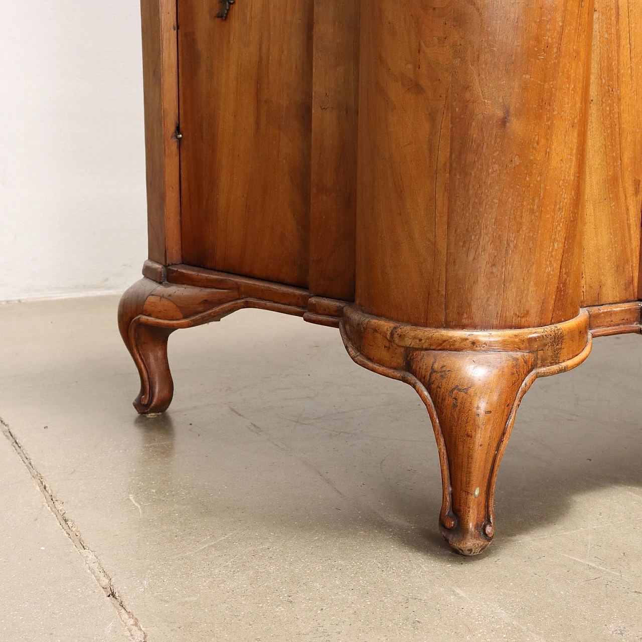 Walnut & fir sideboard with en cabriole feet & drawers, 18th century 10