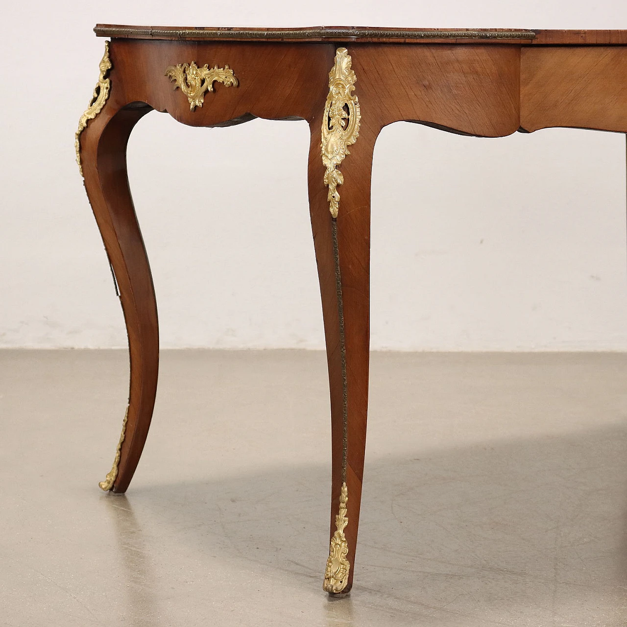 Scrittoio in legno con gambe mosse, decori in bronzo e marocchino 6