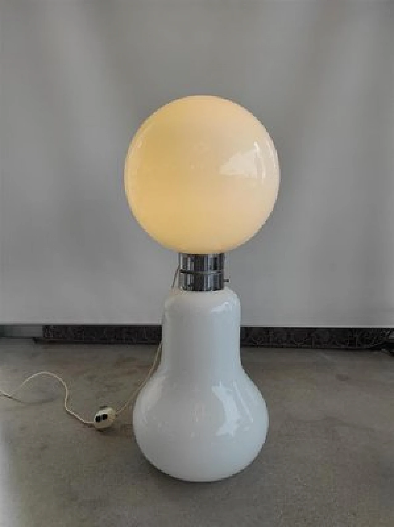 Skittle shaped floor lamp in white Murano glass, 1960s 3