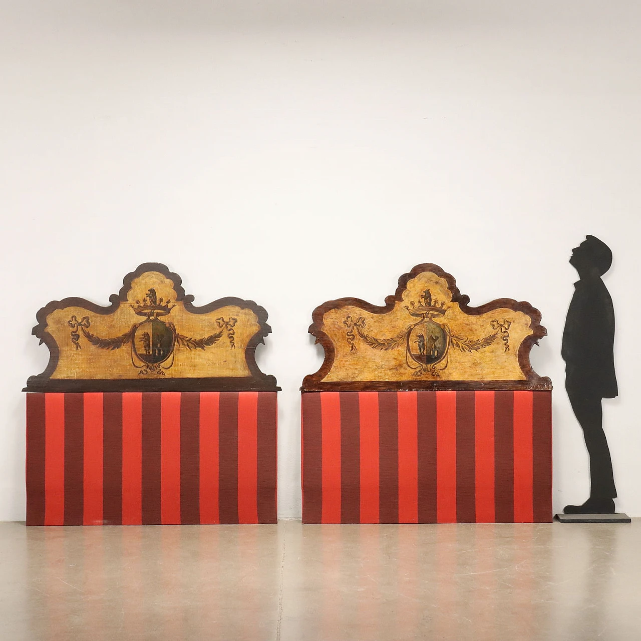 Pair of Neo-Renaissance style wooden headboards, early 20th century 2