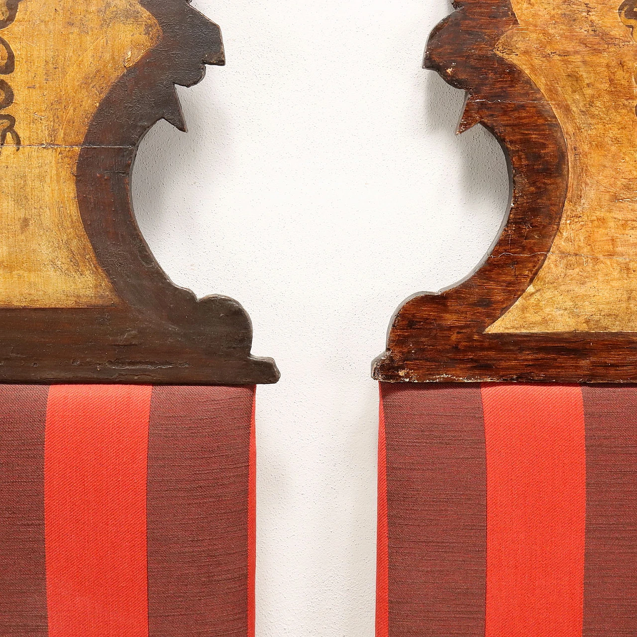 Pair of Neo-Renaissance style wooden headboards, early 20th century 10