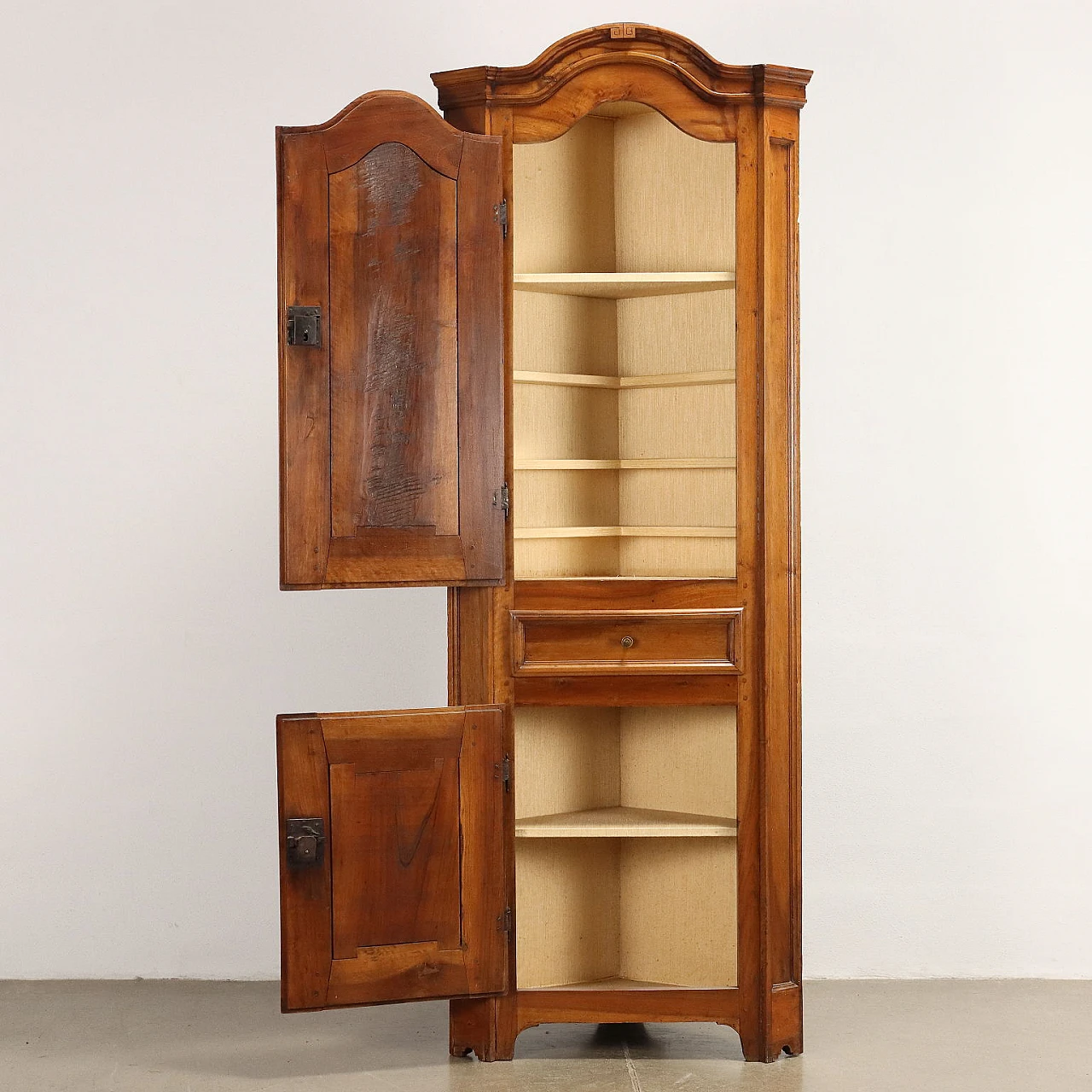 Neoclassical walnut corner cabinet, second half of the 18th century 3