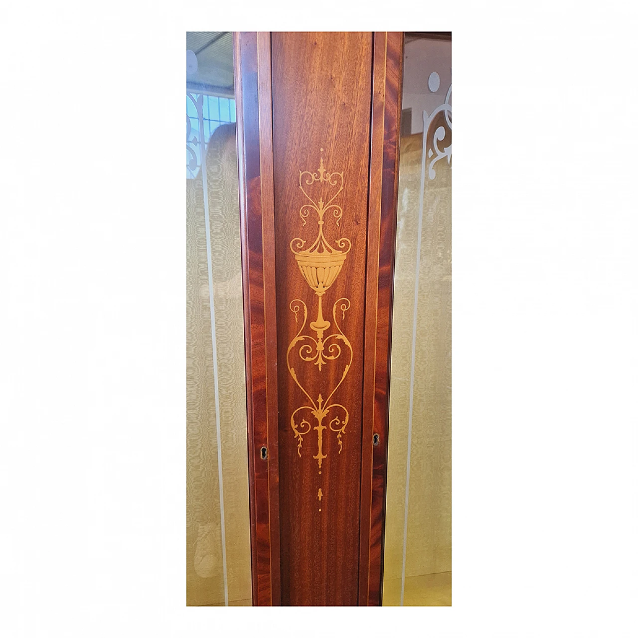 Mahogany feather display cabinet with inlays and engraved glass 3