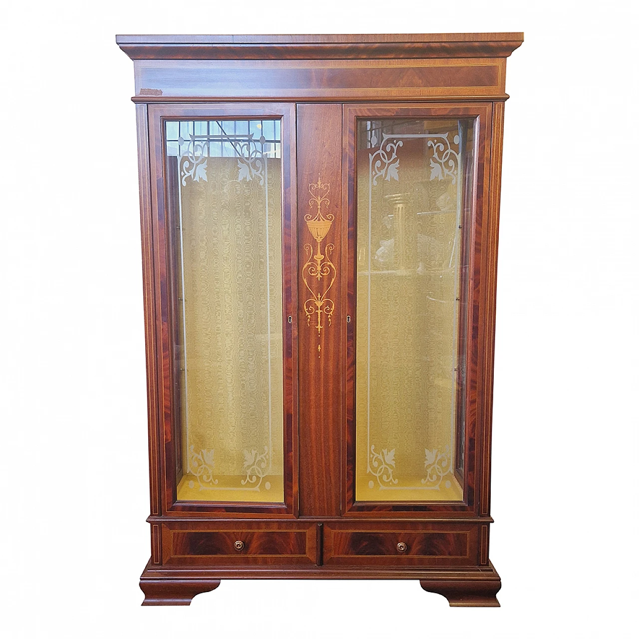 Mahogany feather display cabinet with inlays and engraved glass 4