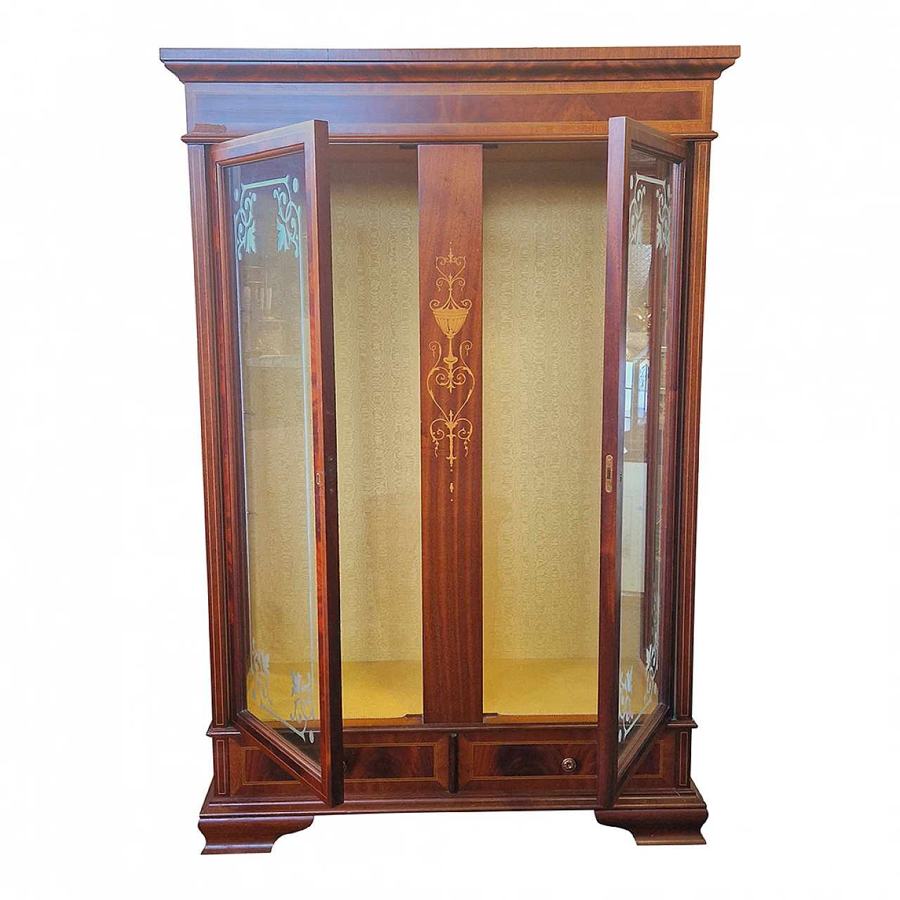 Mahogany feather display cabinet with inlays and engraved glass 5