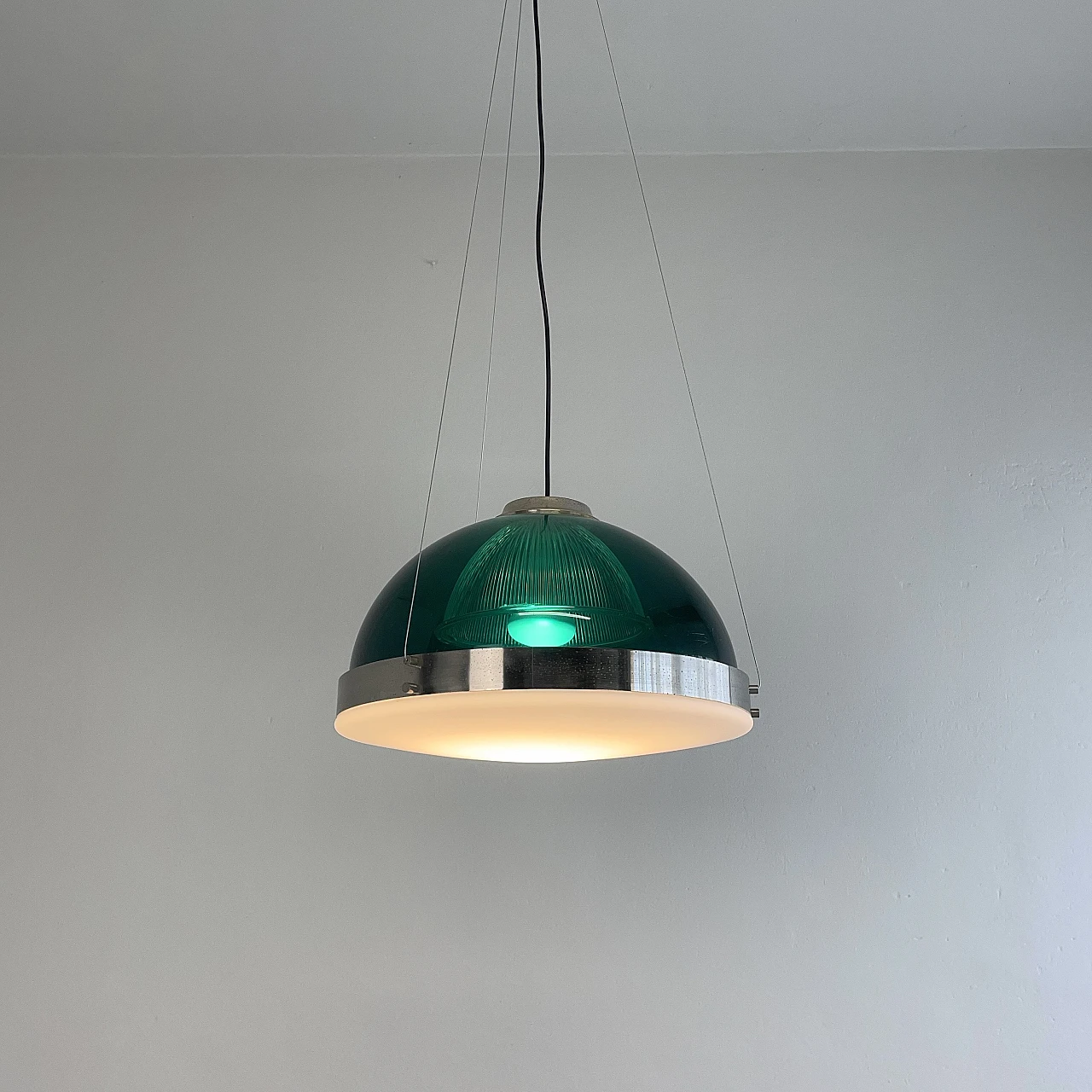 Lampada a sospensione in metacrilato verde e metallo cromato, anni '60 1